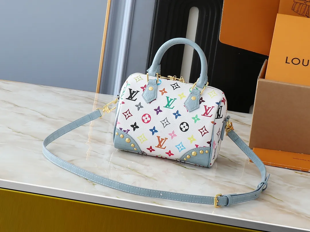💰280💰Upgraded original crocodile pattern M58953 M46234 M46222 Speedy Bandoulière 20 handbag is made of soft coated canvas, and the full-length Monogram pattern is traced in colorful rainbow tones, highlighting the smart style of the Louis Vuitton x Murakami reissue series. The Toron handle and detachable shoulder strap are constructed of cow leather, the metal corners recall classic luggage elements, and the bow-shaped key bag and padlock add brand touches. Dimensions: 20.5 x 13.5 x 12.0 cm (length x height x width)