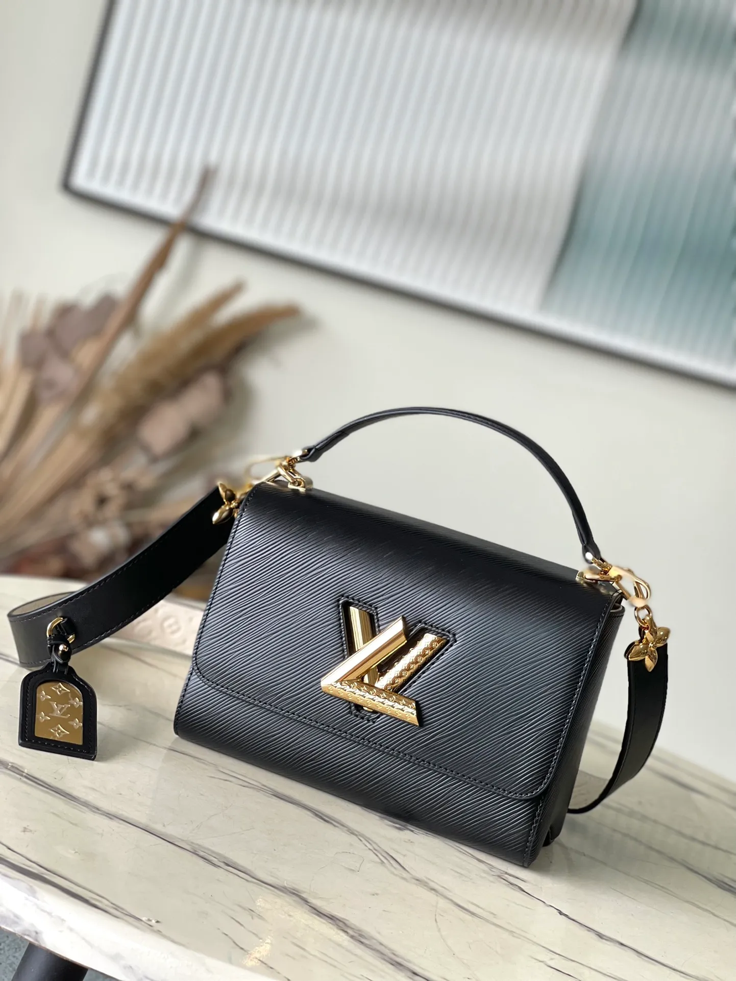 💰1160 (top layer leather) top original order M25360 black This medium-sized Twist handbag has unique embossing of Epi leather, and the shoulder strap and LVTwist twist lock are embellished with Monogram patterns. The elegant Monogram flower hook connects the bag body and shoulder strap, and the latter is decorated with a removable Monogram-engraved mirror. Dimensions: 23 × 17 × 9.5 cm