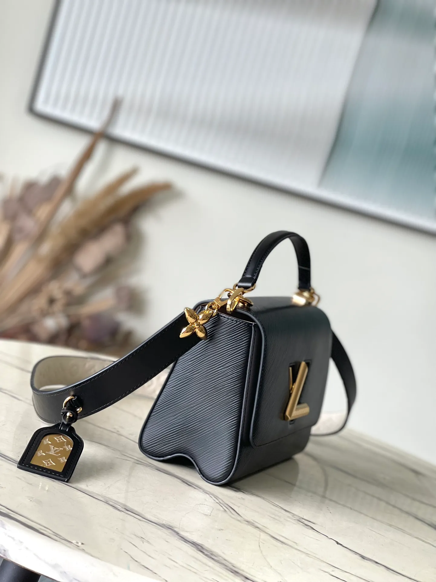 💰1160 (top layer leather) top original order M25360 black This medium-sized Twist handbag has unique embossing of Epi leather, and the shoulder strap and LVTwist twist lock are embellished with Monogram patterns. The elegant Monogram flower hook connects the bag body and shoulder strap, and the latter is decorated with a removable Monogram-engraved mirror. Dimensions: 23 × 17 × 9.5 cm