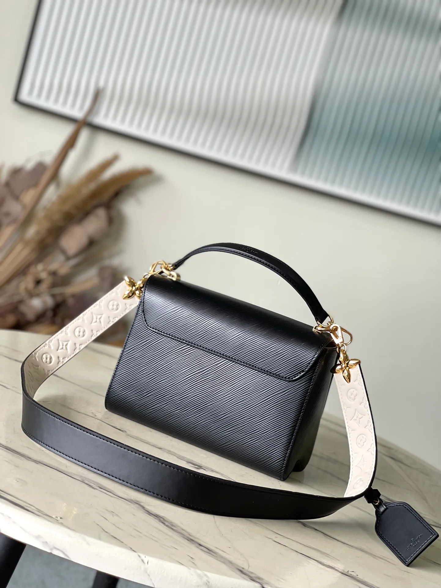 💰1160 (top layer leather) top original order M25360 black This medium-sized Twist handbag has unique embossing of Epi leather, and the shoulder strap and LVTwist twist lock are embellished with Monogram patterns. The elegant Monogram flower hook connects the bag body and shoulder strap, and the latter is decorated with a removable Monogram-engraved mirror. Dimensions: 23 × 17 × 9.5 cm