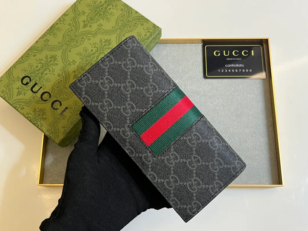 💰130 . 💎Upgraded original version 🇮🇹 This suit wallet is made of GG PVC leather with cowhide Supreme high-end artificial canvas, with brand red and blue webbing stripes. Size: 19x10 Model: 408836