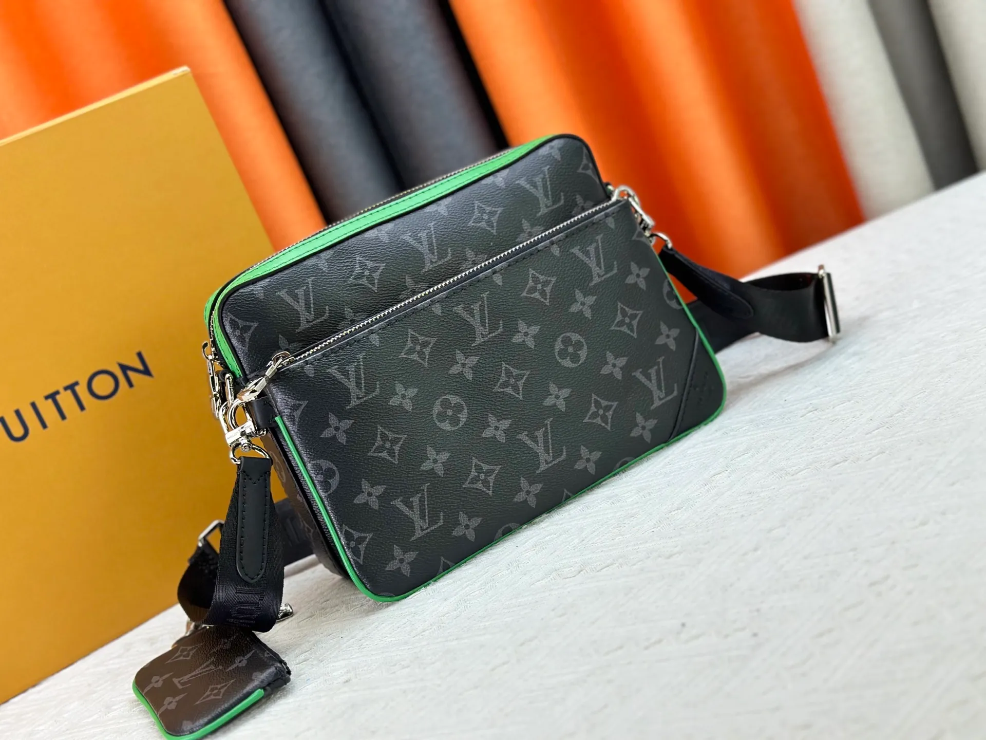 190 Guangzhou goods M12766 M69443 M45320 New men's bag three-piece messenger bag series This Trio messenger bag uses Monogram Eclipse Reverse canvas and eye-catching details to create a three-in-one design. The zippered front pocket and coin purse on the shoulder strap are both detachable, enriching the functional design with the main pocket. The adjustable and removable fabric shoulder strap is embellished with the Louis Vuitton logo and provides a comfortable shoulder-carrying experience. Dimensions: 25.0×18.5×7.0