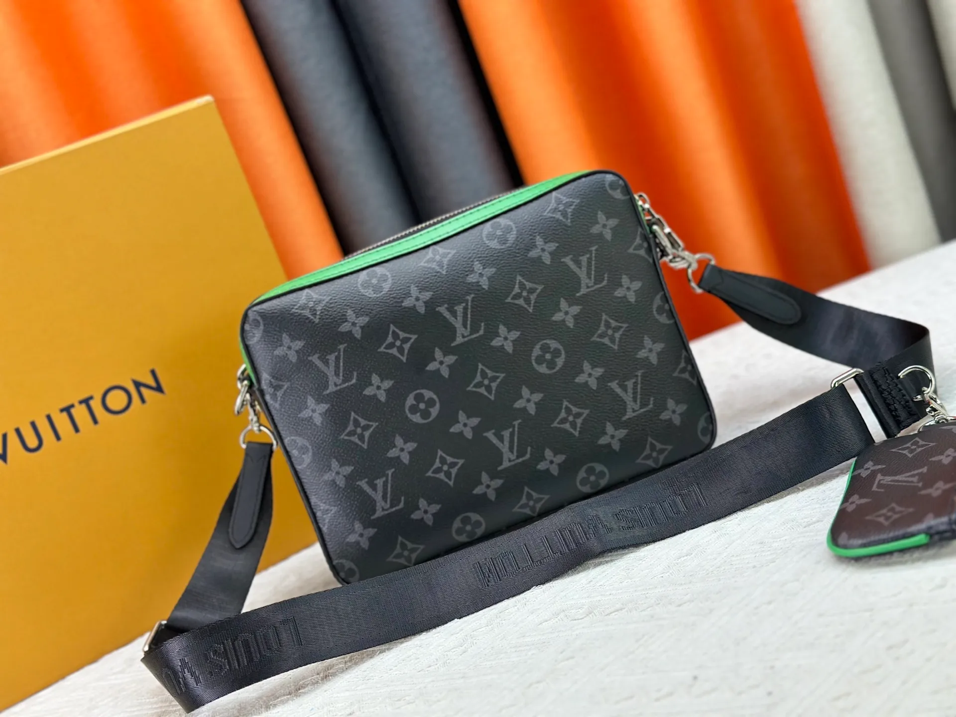 190 Guangzhou goods M12766 M69443 M45320 New men's bag three-piece messenger bag series This Trio messenger bag uses Monogram Eclipse Reverse canvas and eye-catching details to create a three-in-one design. The zippered front pocket and coin purse on the shoulder strap are both detachable, enriching the functional design with the main pocket. The adjustable and removable fabric shoulder strap is embellished with the Louis Vuitton logo and provides a comfortable shoulder-carrying experience. Dimensions: 25.0×18.5×7.0