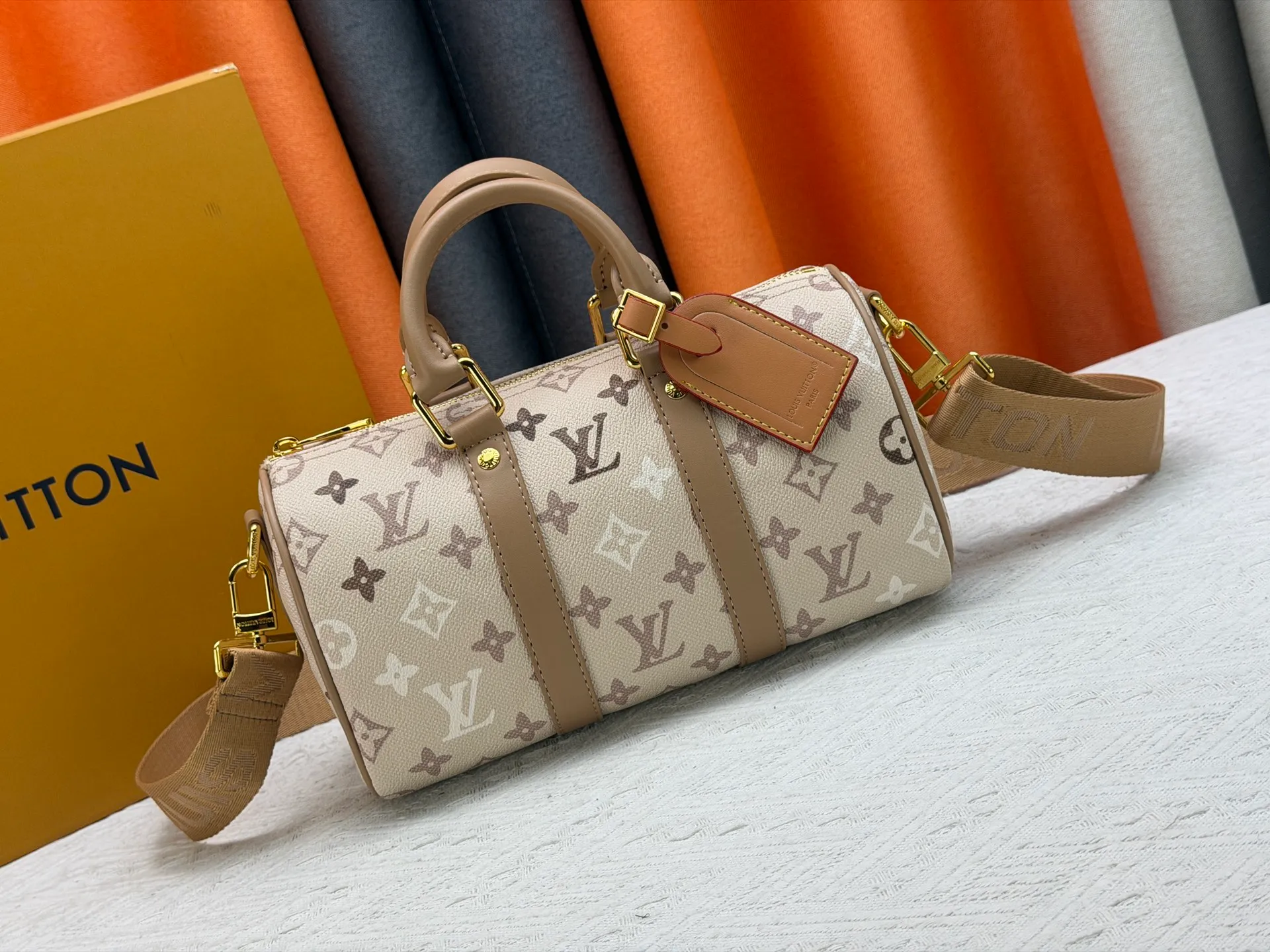 P240 Upgraded original M46271 Presbyopia hollow M26818 M26930 Beige brown M27161 This Keepall 25 handbag is made of Monogram Eclipse Reverse canvas, showing an elegant reinterpretation of Louis Vuitton's classic pattern. Reinforced straps and leather name tags are signature elements of the Keepall collection, while a zipper closure keeps personal items safe and secure. 25.0 x 15.0 x 11.0 cm (length x height x width)