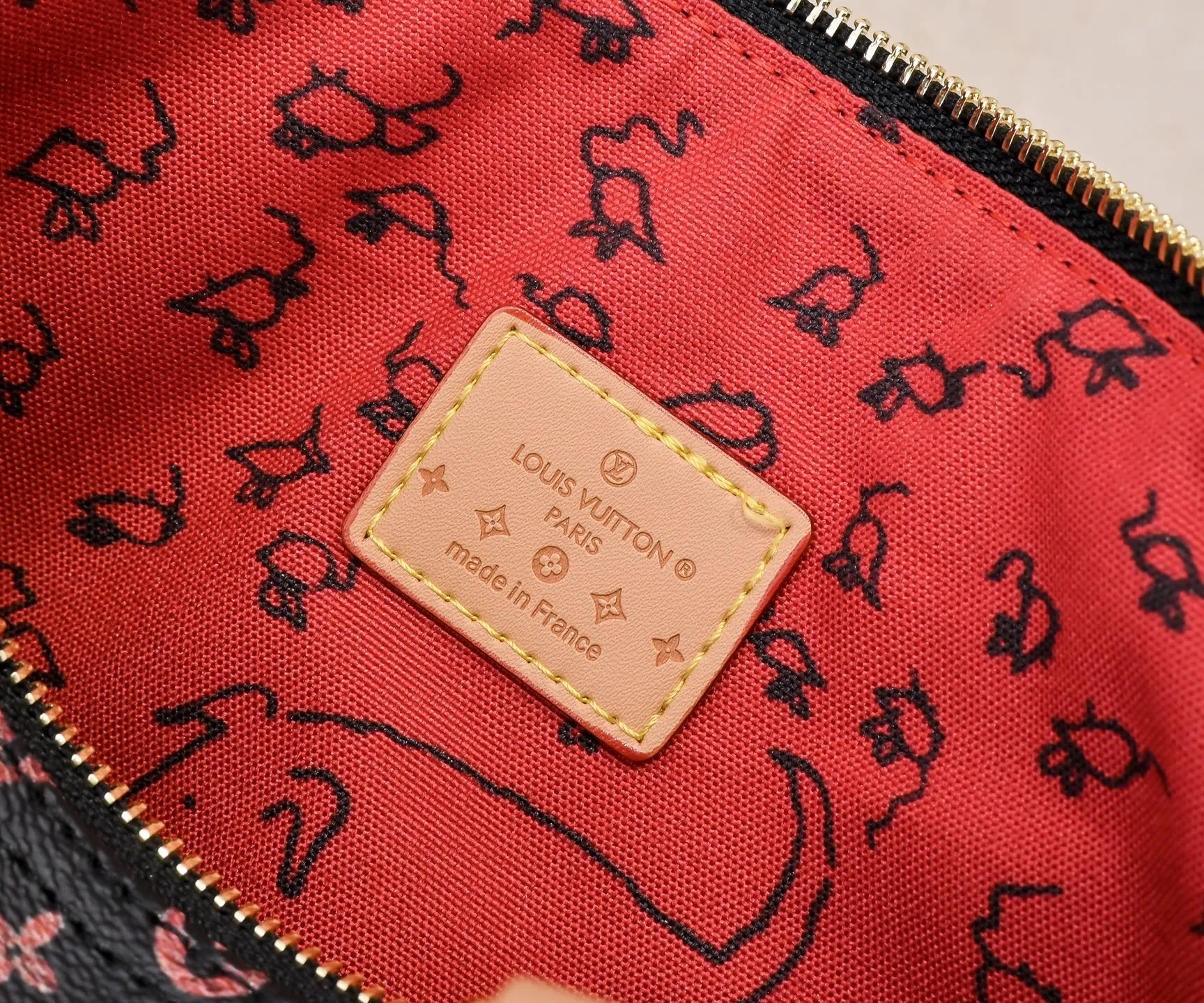 Batch 340💰M40391 80777 This Speedy Bandouliere 30 handbag draws inspiration from the brand's collection of Monogram canvas, Louis Vuitton's legendary collection. The cow leather trim highlights the traditional heritage. The rolled leather handle, engraved padlock and detachable shoulder strap continue the classic details, making it a good choice for urban life. • Size: 30X21X17cm