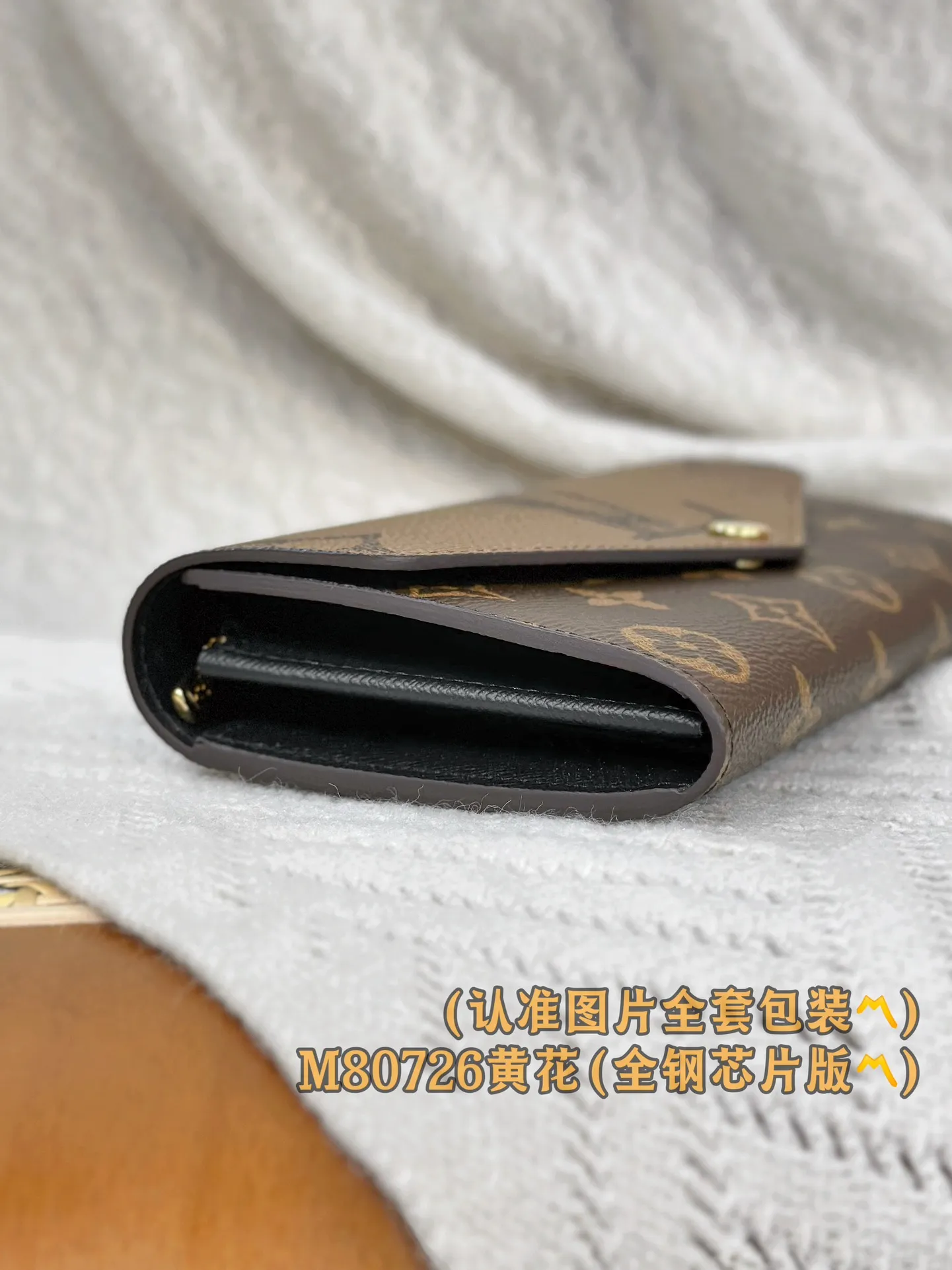 P800 [Genuine grade] [Special grade MB all-steel high-elastic fabric] M80726 (〽️A-grade all-steel version〽️) Personalized customization! Transcoding chip, Sarah wallet, this Sarah wallet is made of Monogram canvas and Monogram Reverse Giant canvas, reinterpreted in an elegant style. The classic rectangular wallet features a well-organized interior with multiple pockets and credit card slots, while the envelope-style flap fastens with an engraved gold-tone snap.  19 x 10.5 x 2 cm (length x height x width).