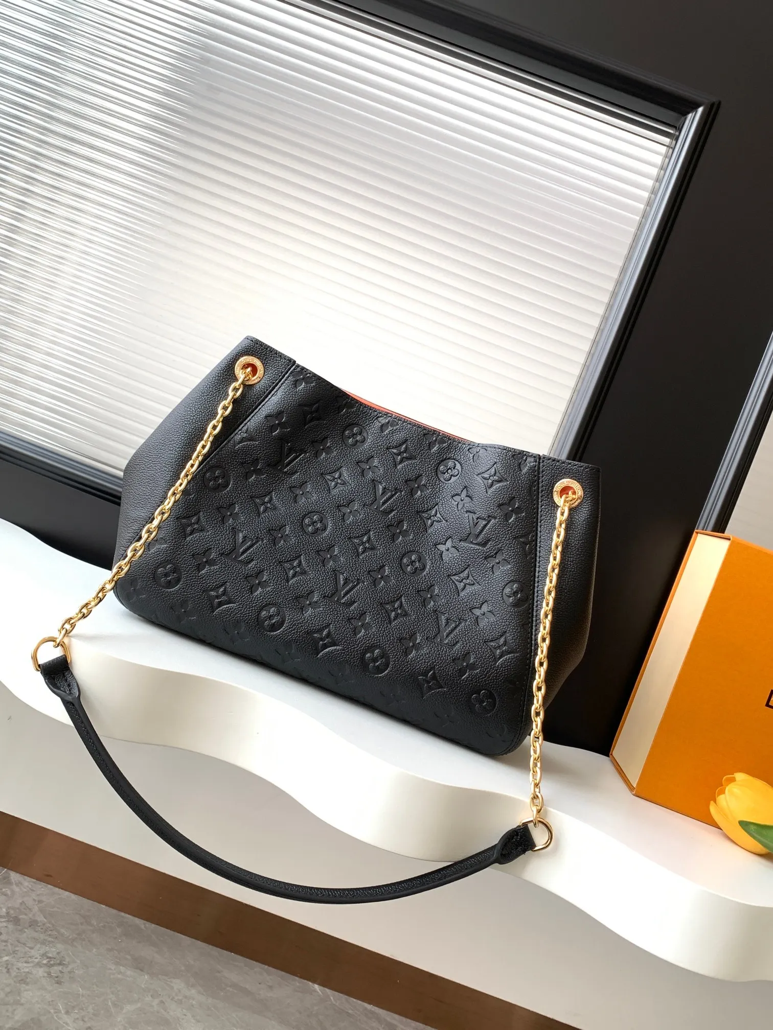 💰1020 (top layer leather) top original order dynamic 163c01 chip top original order enhanced version] Small size M14414 black M14659 apricot M14659 off-white This small Anytime handbag traces back to the Promenade handbag that was born in 1988, using modern touches to create a chic choice for day and night. Monogram Empreinte leather creates ample space for storing daily necessities. The LV padlock can also be hung from the sliding chain shoulder strap, allowing you to easily explore a variety of styling possibilities and carrying methods.  20 cm