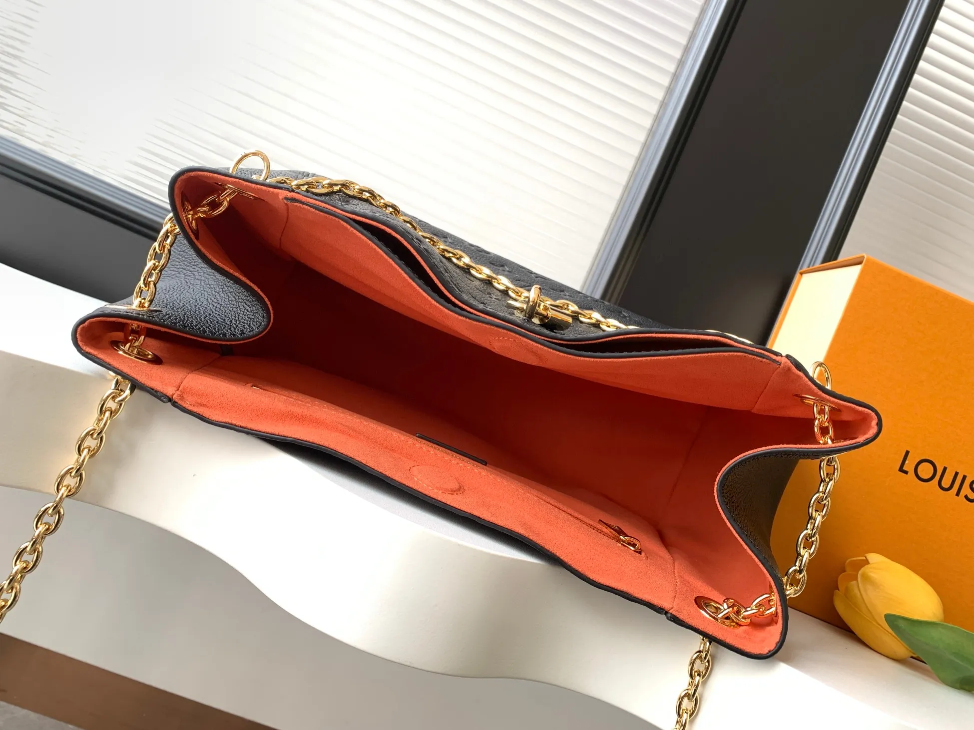 💰1020 (top layer leather) top original order dynamic 163c01 chip top original order enhanced version] Small size M14414 black M14659 apricot M14659 off-white This small Anytime handbag traces back to the Promenade handbag that was born in 1988, using modern touches to create a chic choice for day and night. Monogram Empreinte leather creates ample space for storing daily necessities. The LV padlock can also be hung from the sliding chain shoulder strap, allowing you to easily explore a variety of styling possibilities and carrying methods.  20 cm