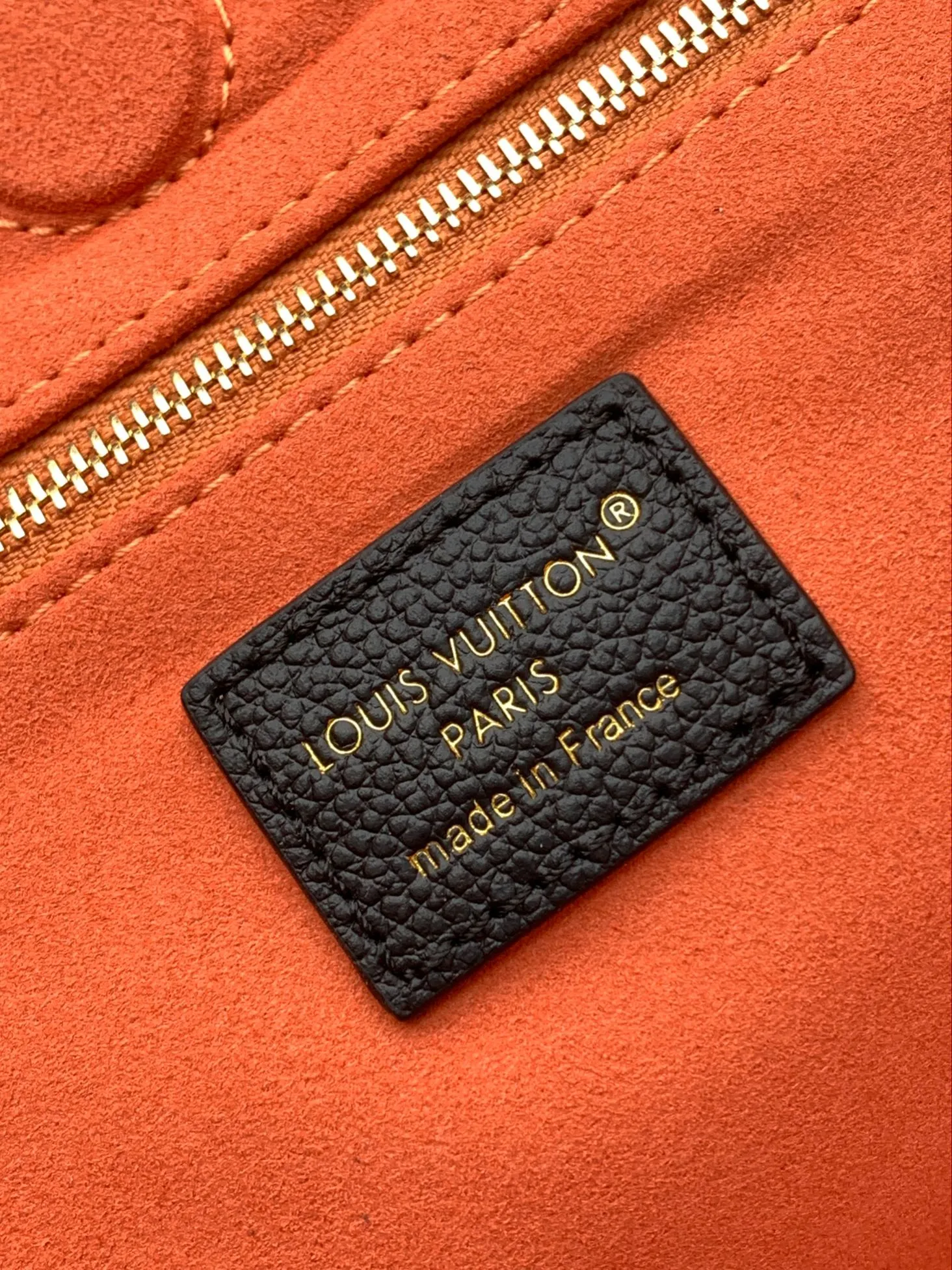 💰1020 (top layer leather) top original order dynamic 163c01 chip top original order enhanced version] Small size M14414 black M14659 apricot M14659 off-white This small Anytime handbag traces back to the Promenade handbag that was born in 1988, using modern touches to create a chic choice for day and night. Monogram Empreinte leather creates ample space for storing daily necessities. The LV padlock can also be hung from the sliding chain shoulder strap, allowing you to easily explore a variety of styling possibilities and carrying methods.  20 cm