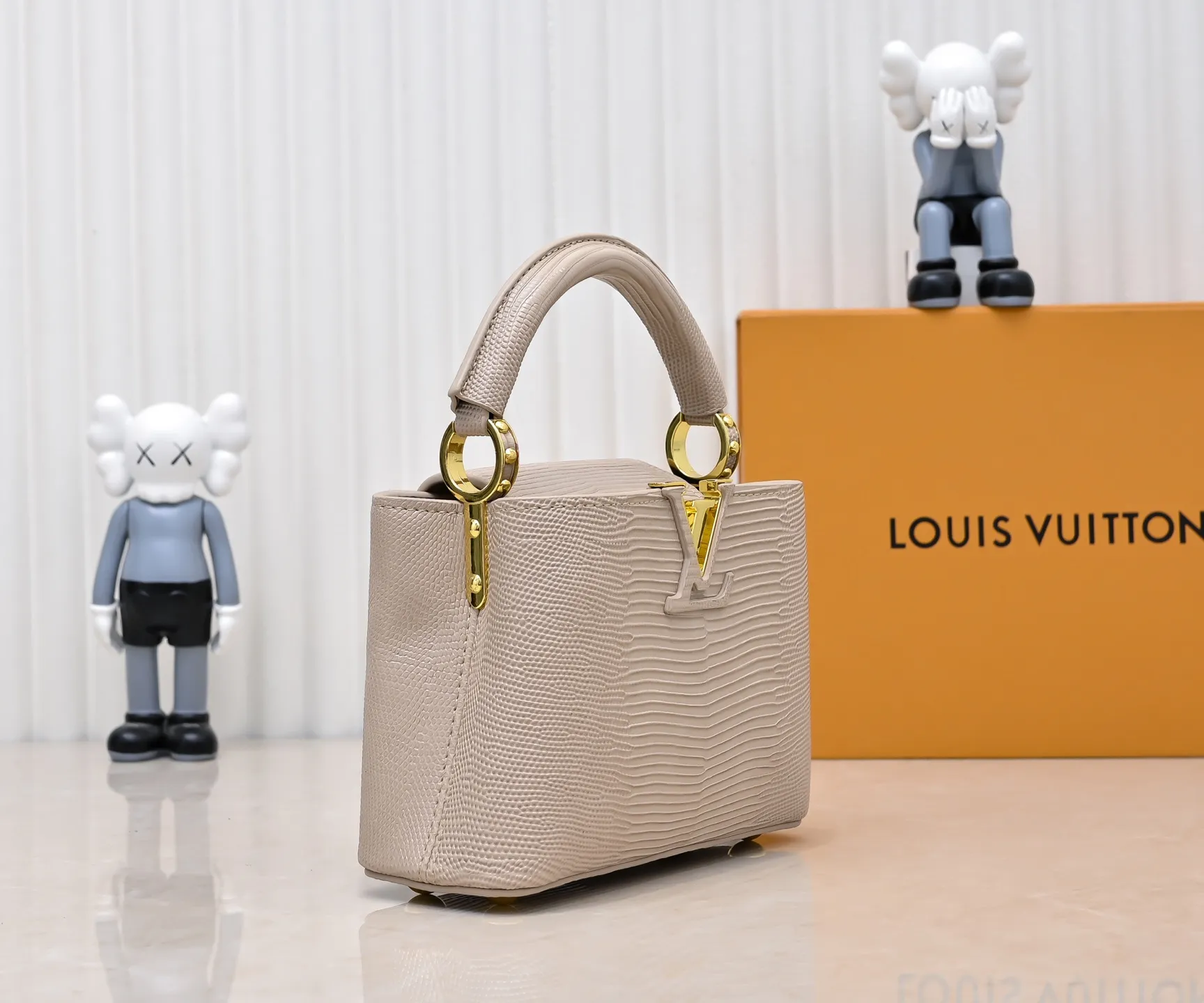 Top original P400 Guangzhou product M99527 apricot lizard gold buckle This Capucines mini handbag is wrapped in gorgeous lizard leather and lined with fine sheepskin, embellished with dazzling metal parts. The flip cover reads LV letters inside, and a Monogram flower blooms when turned out. Its compact size makes it a dazzling choice for evening occasions. Detailed features 21 x 14 x 8 cm (length x height x width)