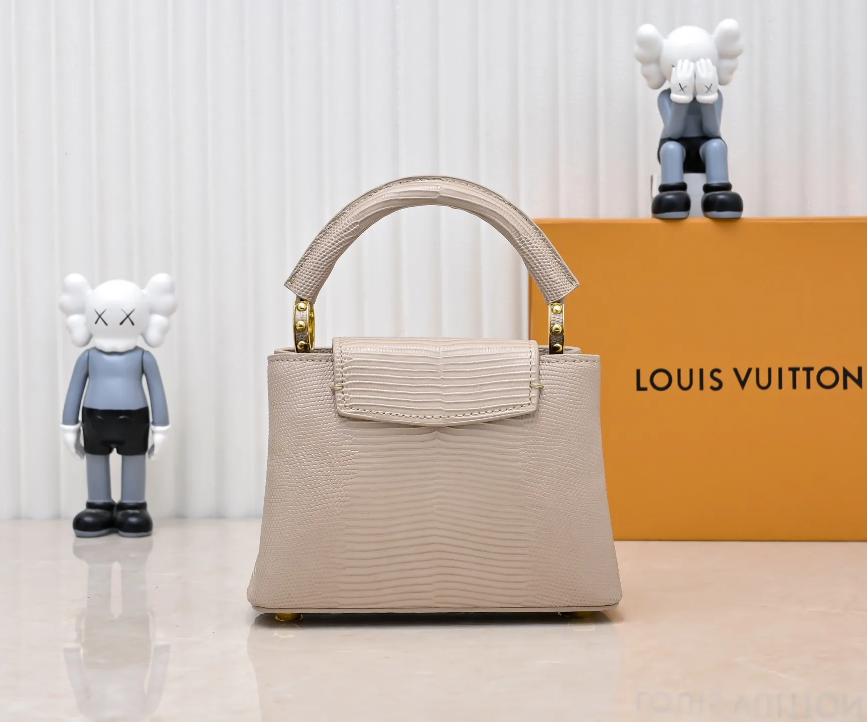 Top original P400 Guangzhou product M99527 apricot lizard gold buckle This Capucines mini handbag is wrapped in gorgeous lizard leather and lined with fine sheepskin, embellished with dazzling metal parts. The flip cover reads LV letters inside, and a Monogram flower blooms when turned out. Its compact size makes it a dazzling choice for evening occasions. Detailed features 21 x 14 x 8 cm (length x height x width)