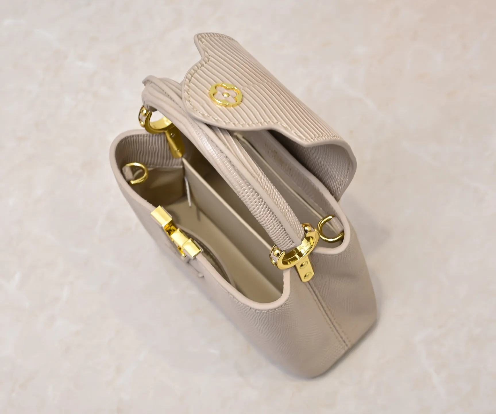 Top original P400 Guangzhou product M99527 apricot lizard gold buckle This Capucines mini handbag is wrapped in gorgeous lizard leather and lined with fine sheepskin, embellished with dazzling metal parts. The flip cover reads LV letters inside, and a Monogram flower blooms when turned out. Its compact size makes it a dazzling choice for evening occasions. Detailed features 21 x 14 x 8 cm (length x height x width)