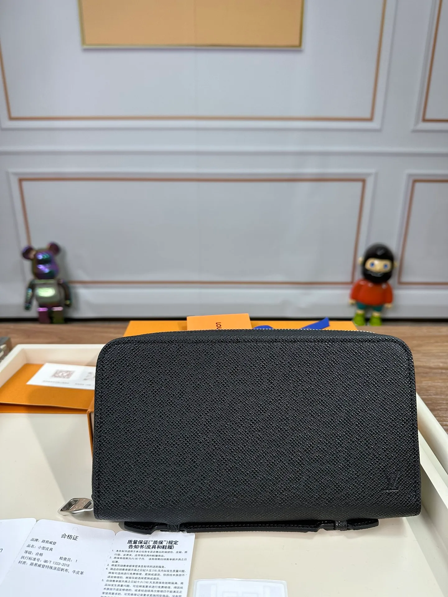 P1280 M42097 [Special genuine product] This extremely practical large wallet is comparable to a small bag in terms of capacity. Equipped with a dedicated pocket for smartphones, it can also hold keys, passports, credit cards and cash. The leather material shows an elegant style, and it comes with a handle so it can be carried by hand, showing a mature temperament. 22.0x13.0x4.0cm
