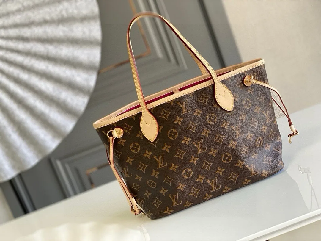 💰780 (Small steel nails) Top original order M41245 NEVERFULL PM This Neverfull MM handbag combines timeless classic design with traditional details. It is made of Monogram canvas and trimmed with natural cowhide. The interior is extra spacious but not heavy. Tighten the side straps to create a fashionable and charming shape, and loosen them to show a more casual atmosphere. The slim and comfortable handle can be easily slung over the shoulder or carried by arm. Lined in a vibrant color, the bag has a detachable organizer that can be used independently as a clutch or as an extra pocket. 29 cm