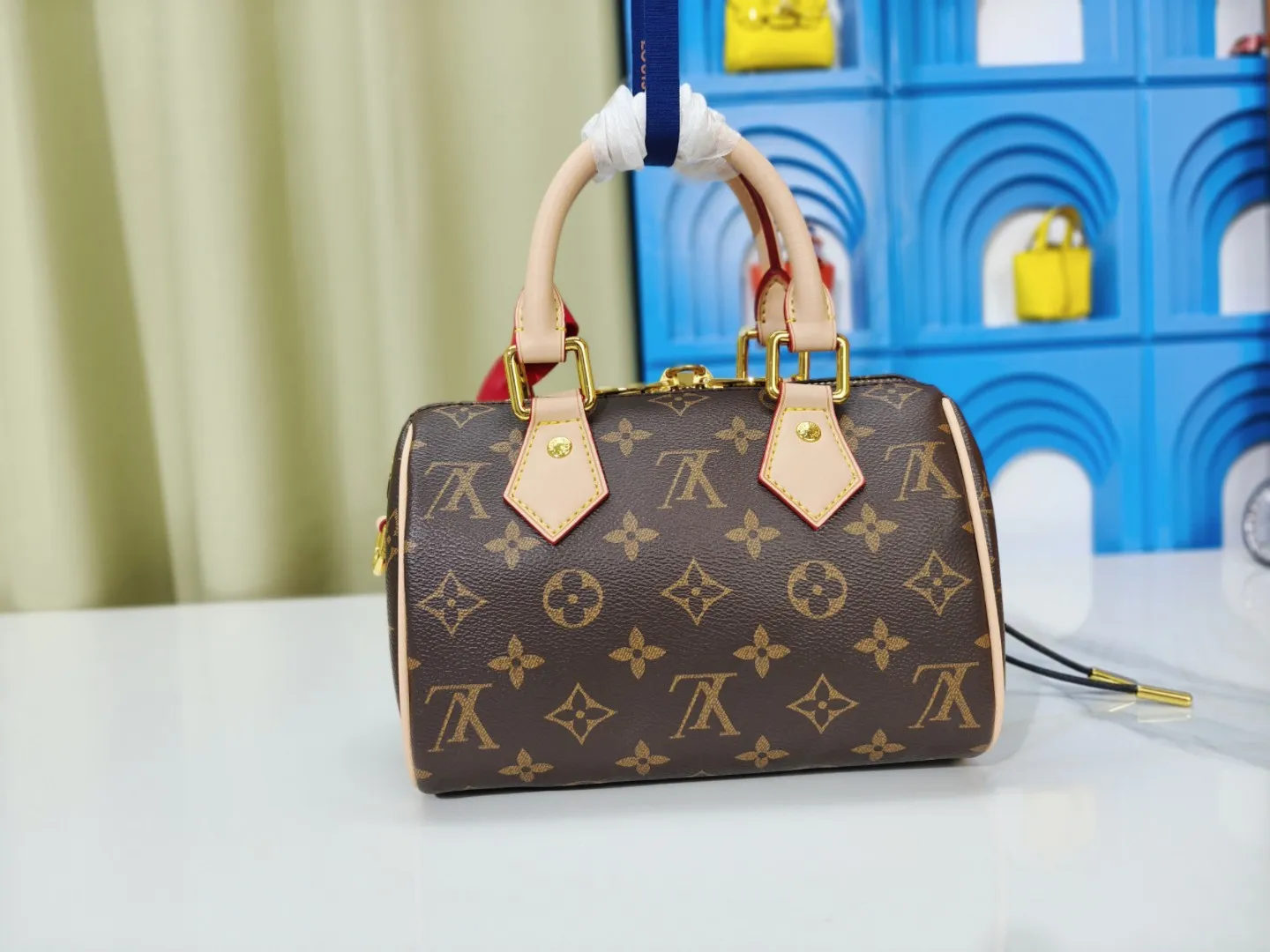 P250💰 M46222.M46234.M45957.M45948 Presbyopia This Speedy Bandoulière 20 handbag is made of Monogram canvas, cow leather trim and fabric lining. It continues the classic design of Louis Vuitton Speedy travel bag in a compact size. It is equipped with rolled leather handles and a detachable and adjustable fabric shoulder strap embellished with the brand's logo texture. Detailed features 20.5 x 13.5 x 12 cm (length x height x width)