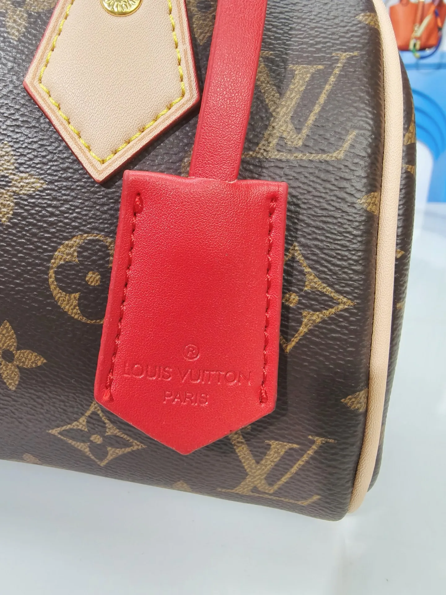 P250💰 M46222.M46234.M45957.M45948 Presbyopia This Speedy Bandoulière 20 handbag is made of Monogram canvas, cow leather trim and fabric lining. It continues the classic design of Louis Vuitton Speedy travel bag in a compact size. It is equipped with rolled leather handles and a detachable and adjustable fabric shoulder strap embellished with the brand's logo texture. Detailed features 20.5 x 13.5 x 12 cm (length x height x width)