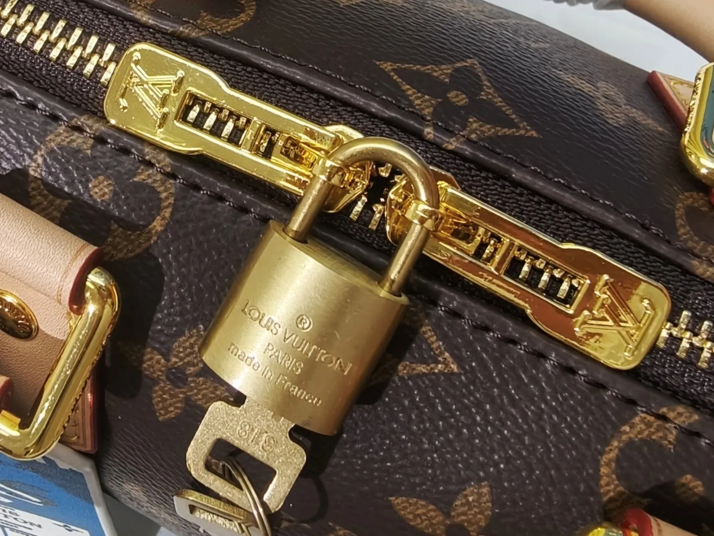 P250💰 M46222.M46234.M45957.M45948 Presbyopia This Speedy Bandoulière 20 handbag is made of Monogram canvas, cow leather trim and fabric lining. It continues the classic design of Louis Vuitton Speedy travel bag in a compact size. It is equipped with rolled leather handles and a detachable and adjustable fabric shoulder strap embellished with the brand's logo texture. Detailed features 20.5 x 13.5 x 12 cm (length x height x width)