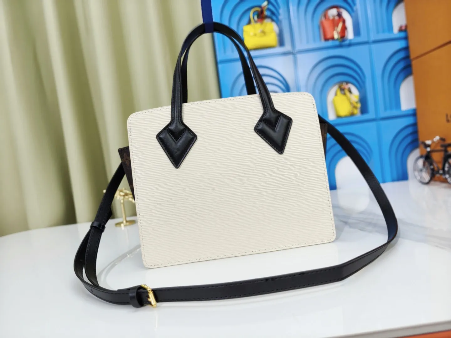 P280💰Upgraded original M11789 M11791 M12533 ​​This Varenne handbag takes inspiration from the archive design launched in 1992. It cleverly combines soft Epi leather and Monogram canvas, making the geometric configuration reveal a feminine charm. Expand the accordion structure to expand ample storage space, and the detachable shoulder strap allows for a variety of carrying options. Dimensions: 30.0 x 31.5 x 9.0 cm (length x height x width)