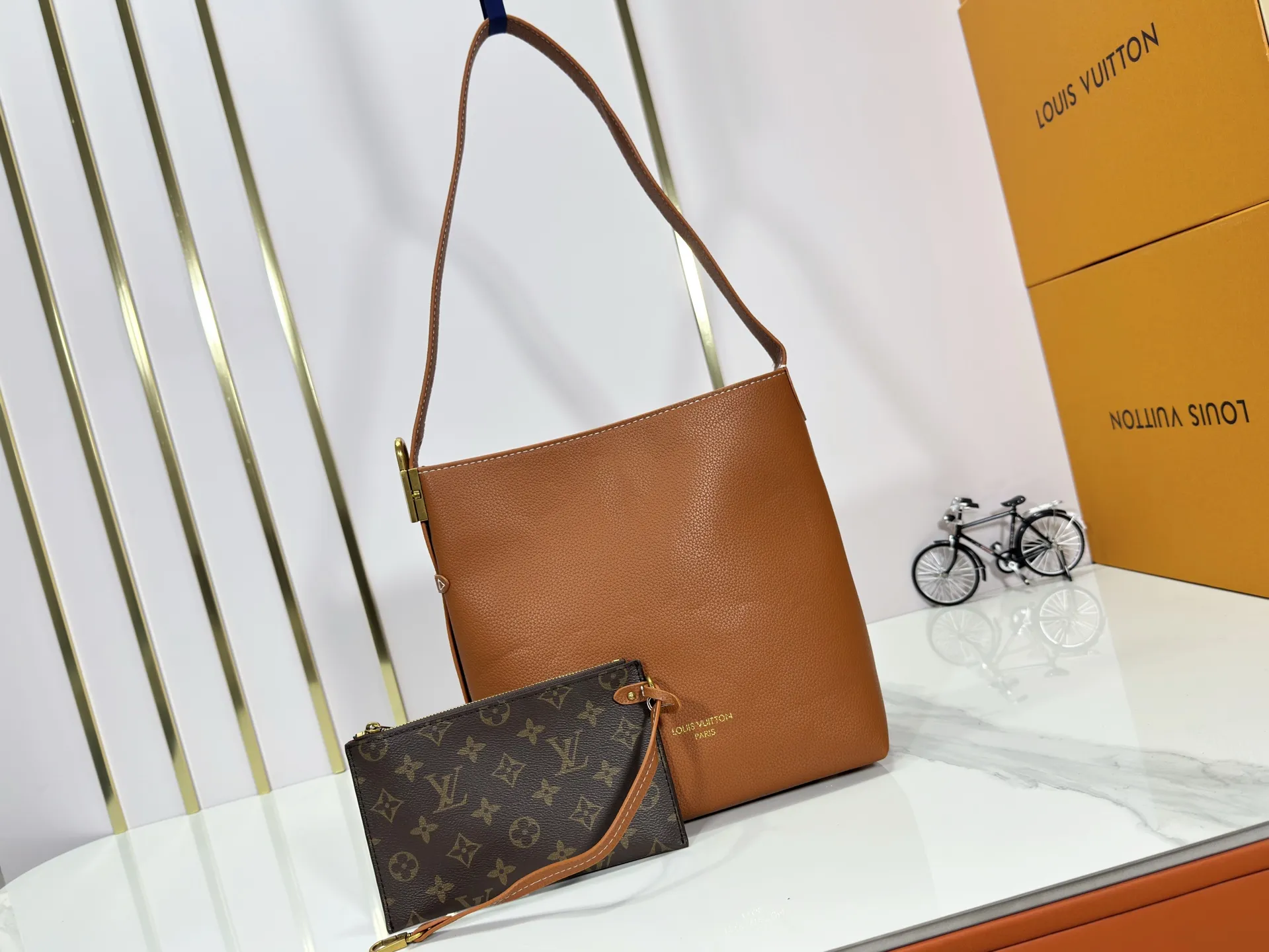 P240 Upgraded original (imitation original) M24988 M24974 M24856 M25022 M25352 M25353 M12982 M14265 M25354 This Low Key Hobo handbag is made of smooth cow leather with suede cow leather lining. It can accommodate short wallets, large smartphones, keys and other small items. The shoulder strap is adjustable with a padlock buckle, and a removable Monogram canvas zippered interior pocket keeps it organized. Dimensions: 24.0 x 28.0 x 16.0 cm (length x height x width)