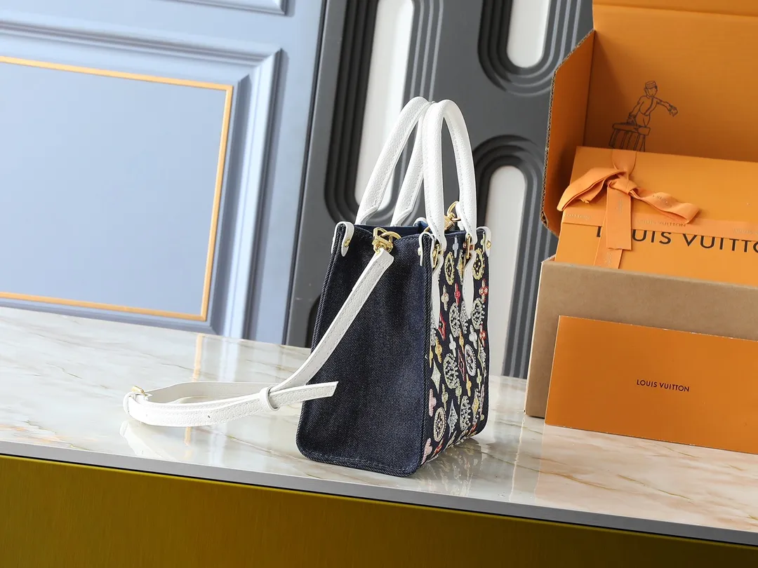 💰300💰Upgraded original version 🔥New embroidery🔥M45659 M46373 M44571 This OnTheGo small handbag is made of Monogram and Monogram Reverse canvas, with the Monogram Giant pattern embellished on it. The Toron handle and the jacquard textured shoulder strap decorated with the brand's logo create a visual contrast, and the detachable coin bag is suitable for storing change or small items. It combines fashionable charm with various functions, making it a good daily companion. 25.0 x 19.0 x 11.5 cm (length x height x width)