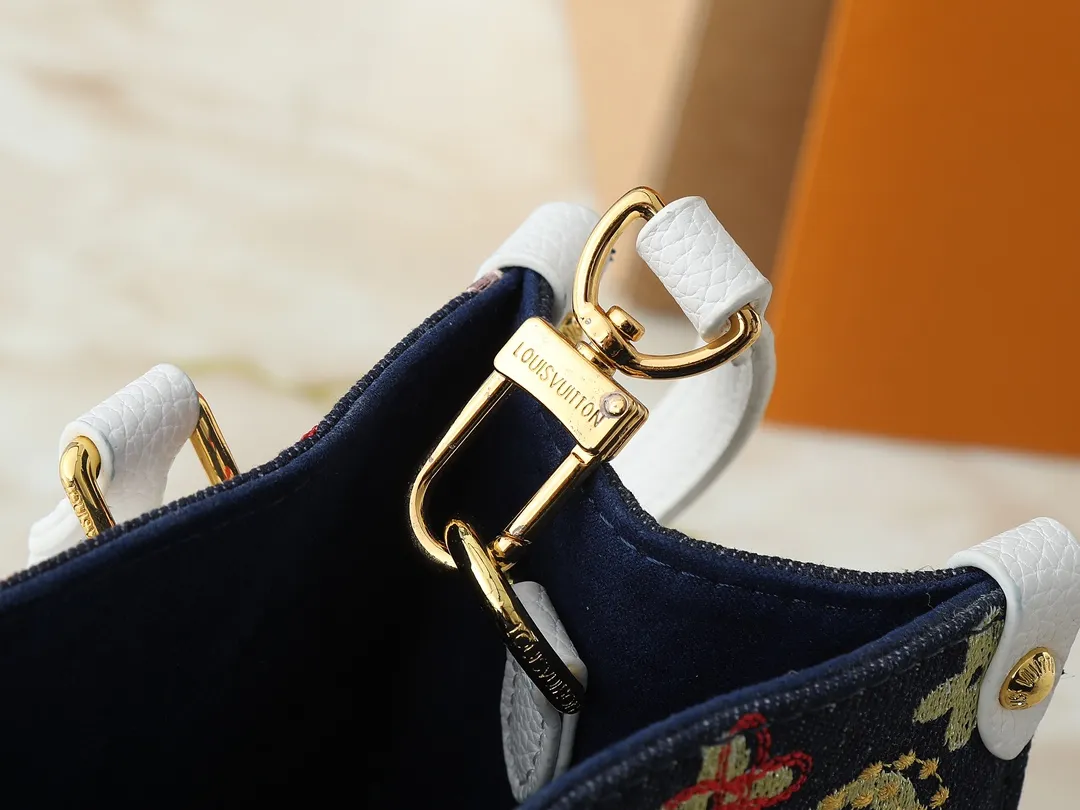 💰300💰Upgraded original version 🔥New embroidery🔥M45659 M46373 M44571 This OnTheGo small handbag is made of Monogram and Monogram Reverse canvas, with the Monogram Giant pattern embellished on it. The Toron handle and the jacquard textured shoulder strap decorated with the brand's logo create a visual contrast, and the detachable coin bag is suitable for storing change or small items. It combines fashionable charm with various functions, making it a good daily companion. 25.0 x 19.0 x 11.5 cm (length x height x width)