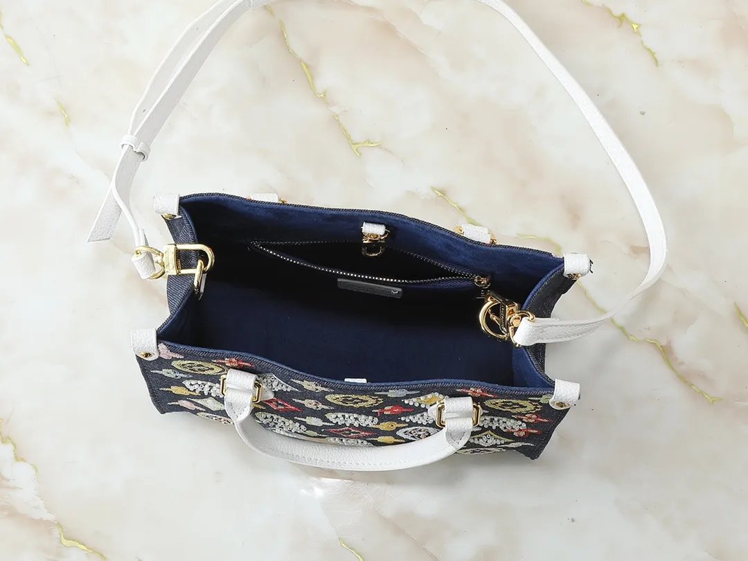 💰300💰Upgraded original version 🔥New embroidery🔥M45659 M46373 M44571 This OnTheGo small handbag is made of Monogram and Monogram Reverse canvas, with the Monogram Giant pattern embellished on it. The Toron handle and the jacquard textured shoulder strap decorated with the brand's logo create a visual contrast, and the detachable coin bag is suitable for storing change or small items. It combines fashionable charm with various functions, making it a good daily companion. 25.0 x 19.0 x 11.5 cm (length x height x width)