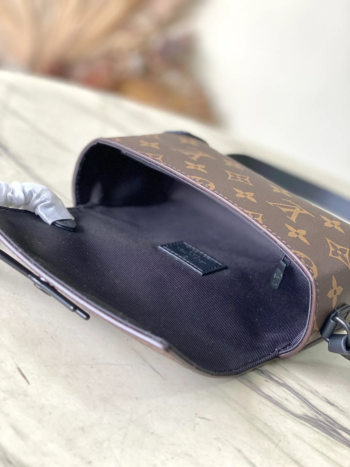 💰800 Top Original Order M83613 Presbyopia This Steamer mini handbag is made of Monogram Macassar canvas and is recognizable with decorative chains and brooches. The reinforced packaging is based on the traditional box-making tradition of Jiaoyuan brand. The magnetic buckle design makes it easy to take and place small items. The adjustable strap allows you to choose to carry it on the shoulder or cross-body. size: