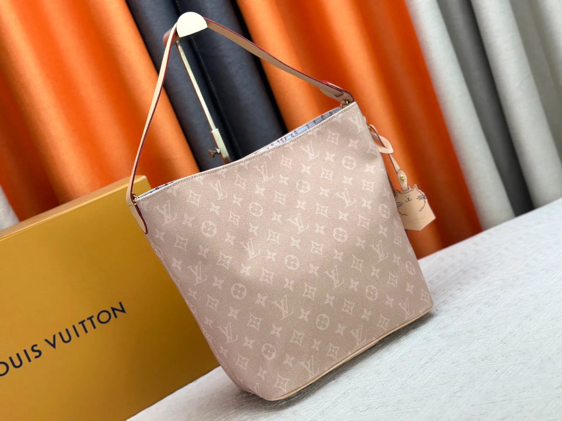 P240 Upgraded original M25727 M12925 M12926 M13480 M13044 M14356 M13045 M13089 This All In handbag is made of Monogram cow leather with shiny metal parts, and the iconic padlock and nameplate highlight the classic style. The adjustable shoulder strap continues the brand's trunk-making heritage, and the leather shoulder strap adds cross-body and shoulder carry options. The foldable design enables the silhouette to be retracted and retracted freely, providing ample space for daily use. 30.0 x 25.0 x 17.0 cm (length x height x width)