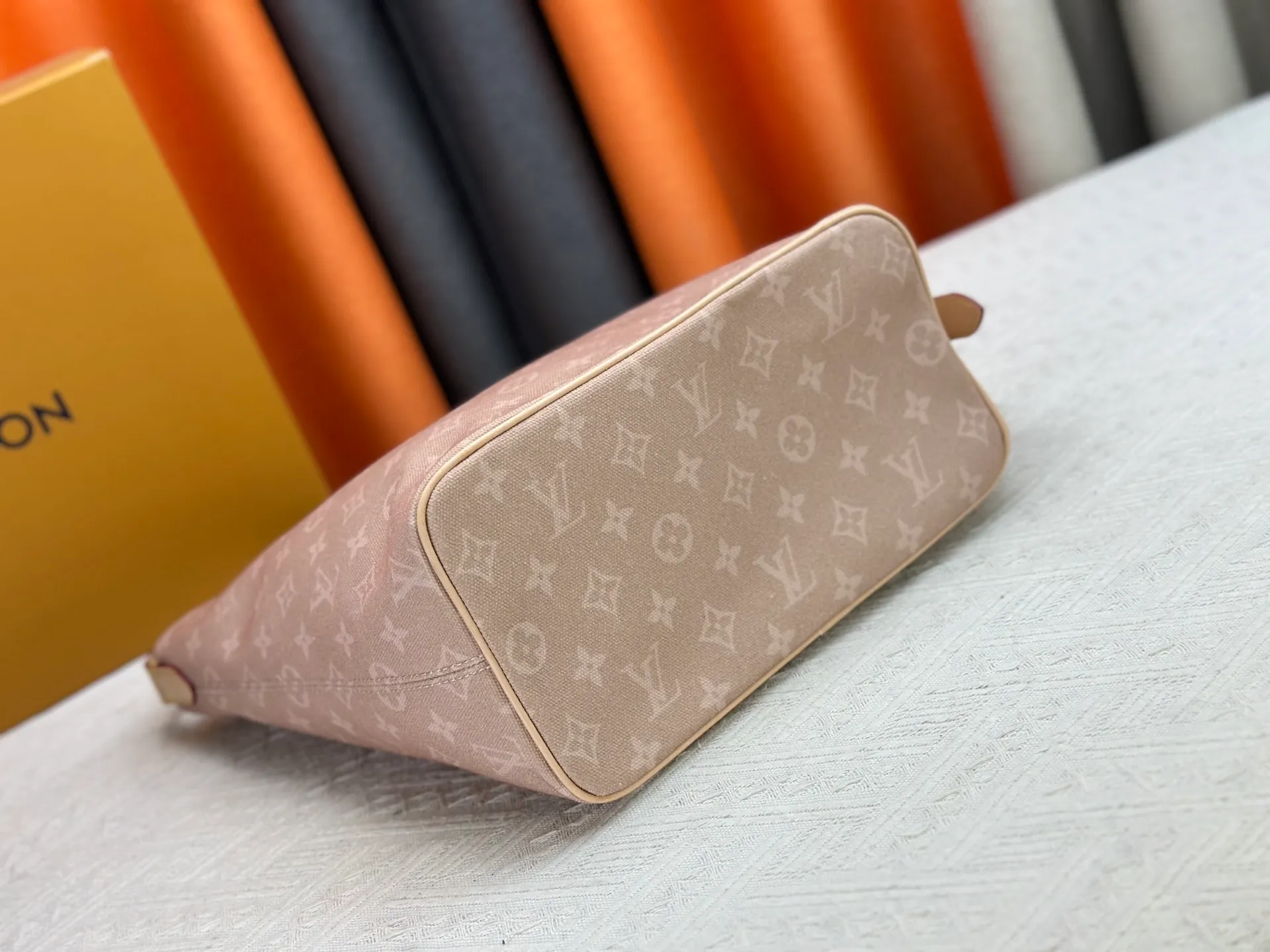 P240 Upgraded original M25727 M12925 M12926 M13480 M13044 M14356 M13045 M13089 This All In handbag is made of Monogram cow leather with shiny metal parts, and the iconic padlock and nameplate highlight the classic style. The adjustable shoulder strap continues the brand's trunk-making heritage, and the leather shoulder strap adds cross-body and shoulder carry options. The foldable design enables the silhouette to be retracted and retracted freely, providing ample space for daily use. 30.0 x 25.0 x 17.0 cm (length x height x width)
