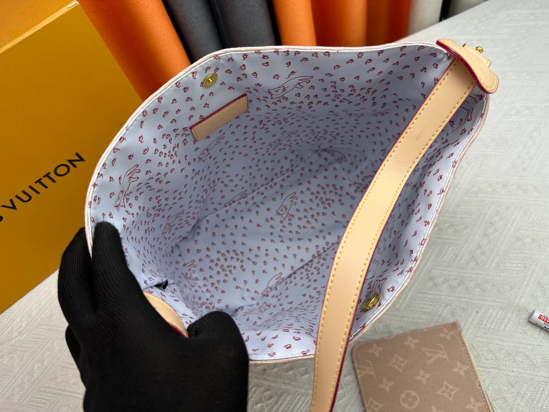 P240 Upgraded original M25727 M12925 M12926 M13480 M13044 M14356 M13045 M13089 This All In handbag is made of Monogram cow leather with shiny metal parts, and the iconic padlock and nameplate highlight the classic style. The adjustable shoulder strap continues the brand's trunk-making heritage, and the leather shoulder strap adds cross-body and shoulder carry options. The foldable design enables the silhouette to be retracted and retracted freely, providing ample space for daily use. 30.0 x 25.0 x 17.0 cm (length x height x width)