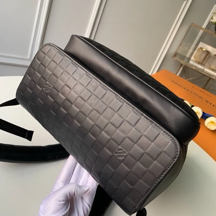 💰1160 (top layer leather) top original Campus backpack N40094 🌱The Damier Infini cowhide has a silver luster, and the brand's classic Damier checkerboard pattern is reinterpreted with an embossed texture. The silver zipper focuses attention, and the design of multiple inner pockets and outer zipper compartments is in line with pragmatism. 30.0x 39.0x 13.0 cm (Length x Height x Width) Damier Infini Onyx Silver Cowhide Leather Trim Textile lining Silver hardware Adjustable leather shoulder strap Top handle Zip closure External zipper compartment Double patch pockets Double interior pockets Interior patch pockets