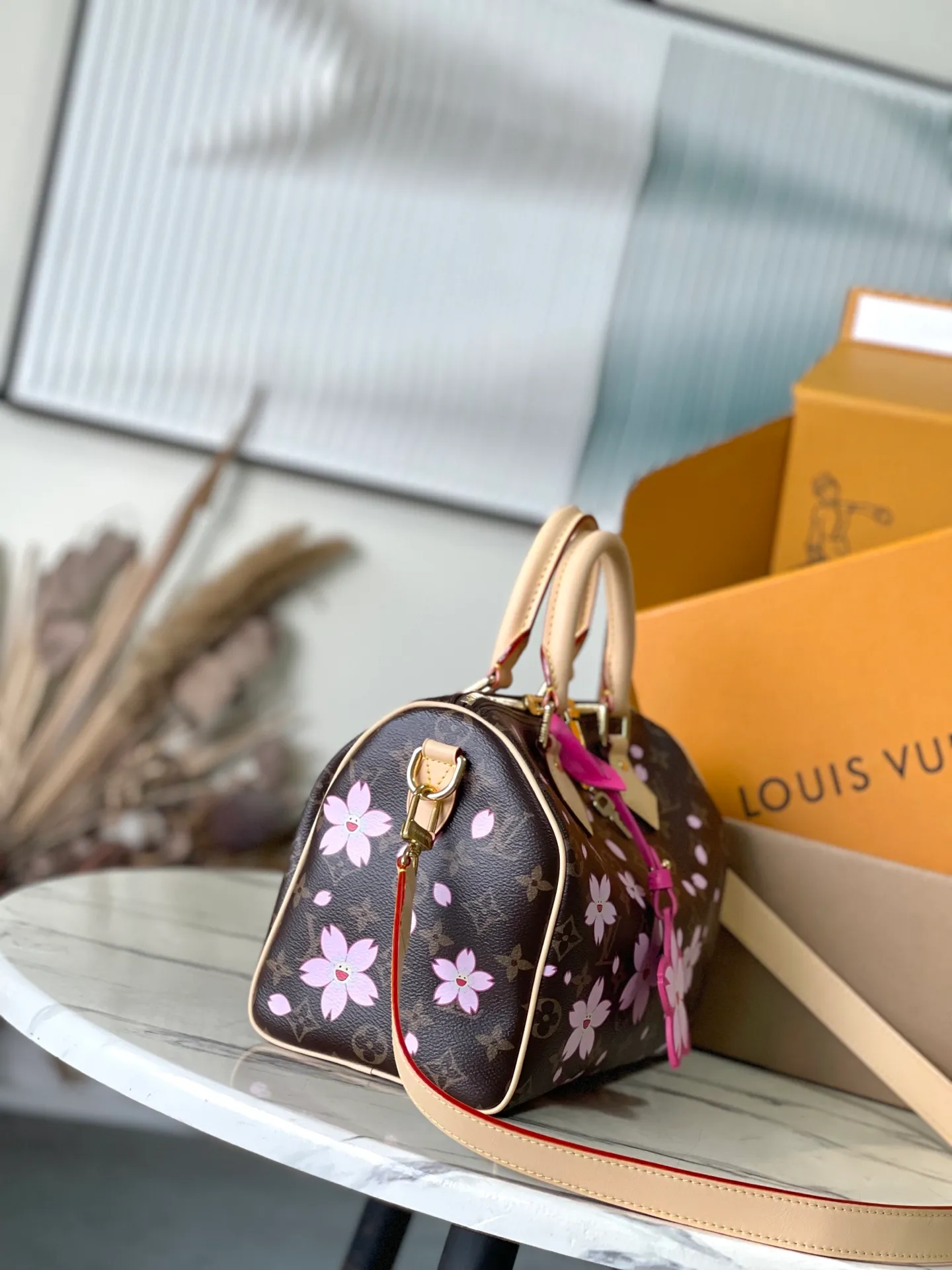 💰1000 Top Original Order M14174 This Speedy Bandouliere 25 handbag comes from the Louis Vuitton×Takashi Murakami replica series. The brand's classic Monogram coating is integrated into Murakami's clever Cherry Blossom pattern, and the same elements are continued to the detachable bag decoration. Toron handles constructed of cow leather and a removable leather shoulder strap, double zippers and padlock keep personal belongings safe and secure. Dimensions: 25 × 19 × 15 cm