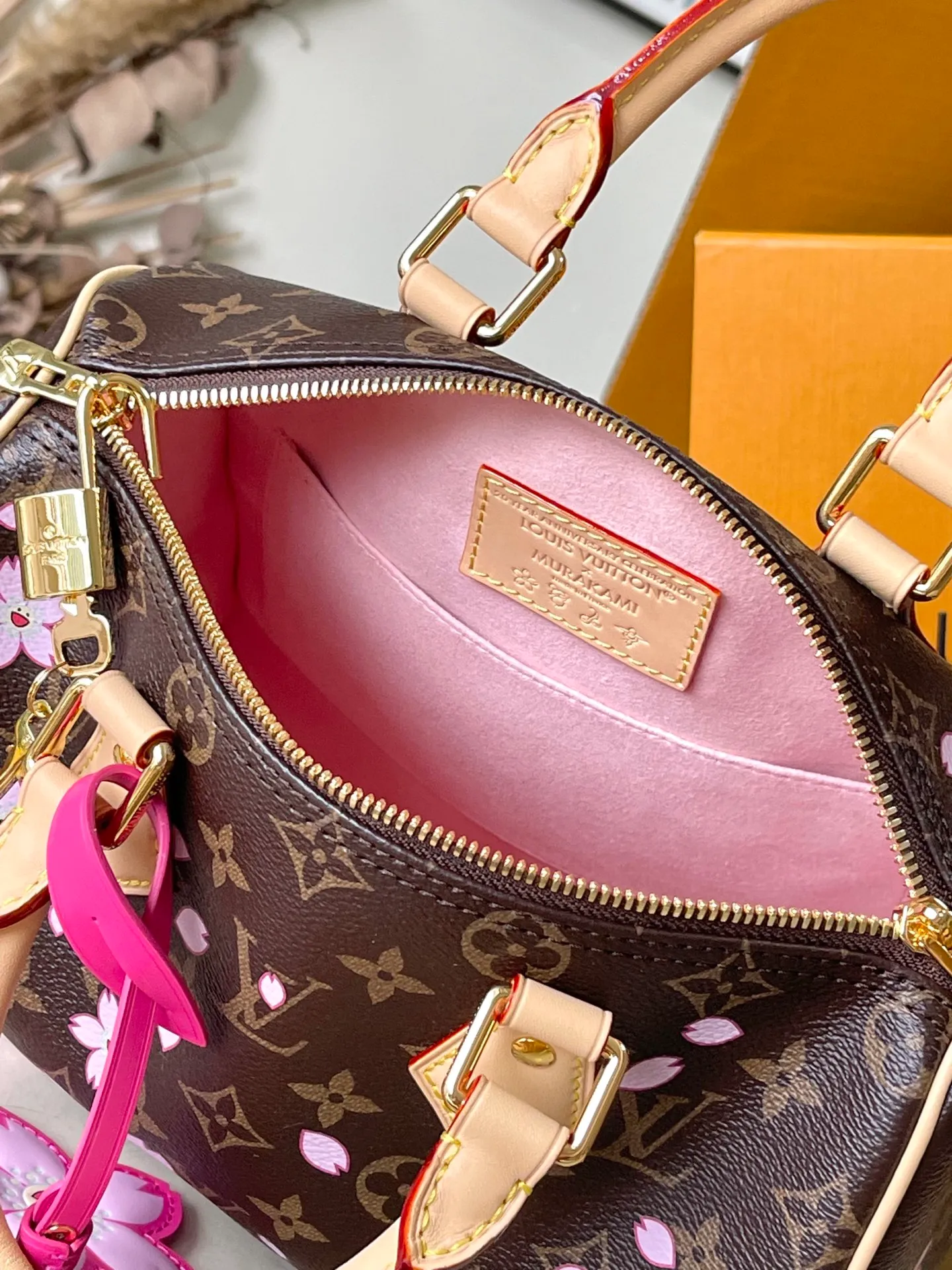💰1000 Top Original Order M14174 This Speedy Bandouliere 25 handbag comes from the Louis Vuitton×Takashi Murakami replica series. The brand's classic Monogram coating is integrated into Murakami's clever Cherry Blossom pattern, and the same elements are continued to the detachable bag decoration. Toron handles constructed of cow leather and a removable leather shoulder strap, double zippers and padlock keep personal belongings safe and secure. Dimensions: 25 × 19 × 15 cm