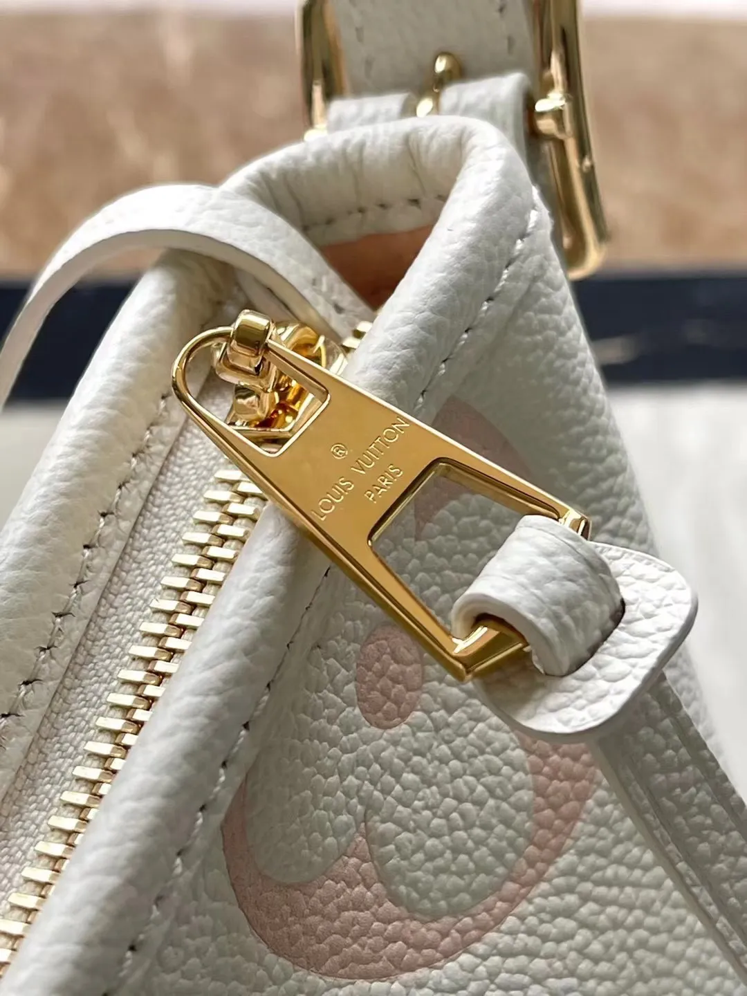 💰1180 (first-grain leather) Top-quality original M46288 pink silk screen printing details CarryAll small handbag is made of Monogram Empreinte embossed leather, with a generous configuration and a neat inner layer, and a large inner bag adds functional elements. Comes with a Monogram embossed zipper clutch secured by a leather strap. A personal companion for urban life. Dimensions 29 x 24 x 12 cm (length x height x width)