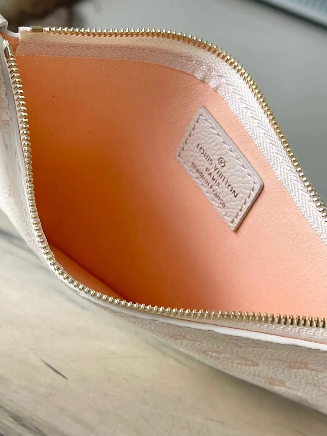 💰1180 (first-grain leather) Top-quality original M46288 pink silk screen printing details CarryAll small handbag is made of Monogram Empreinte embossed leather, with a generous configuration and a neat inner layer, and a large inner bag adds functional elements. Comes with a Monogram embossed zipper clutch secured by a leather strap. A personal companion for urban life. Dimensions 29 x 24 x 12 cm (length x height x width)