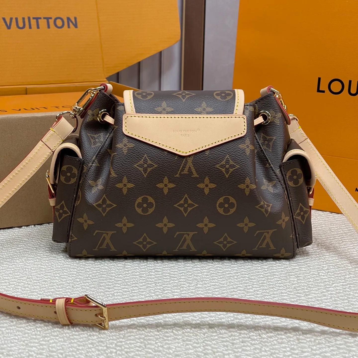 [Upgraded version] P640¥ New model at the counter. High quality · Comes with gift box 🎁Packaging [ODYSSÉE handbag] Model M25085 Odysée handbag is from the 2025 early autumn series, paying tribute to the brand heritage with stylish daily design. Dazzling buckles and detachable chains accentuate the Monogram canvas body, and the side pockets provide easy access to keys, lipstick and other small items.  Dimensions: 17 x 12 x 27 cm
