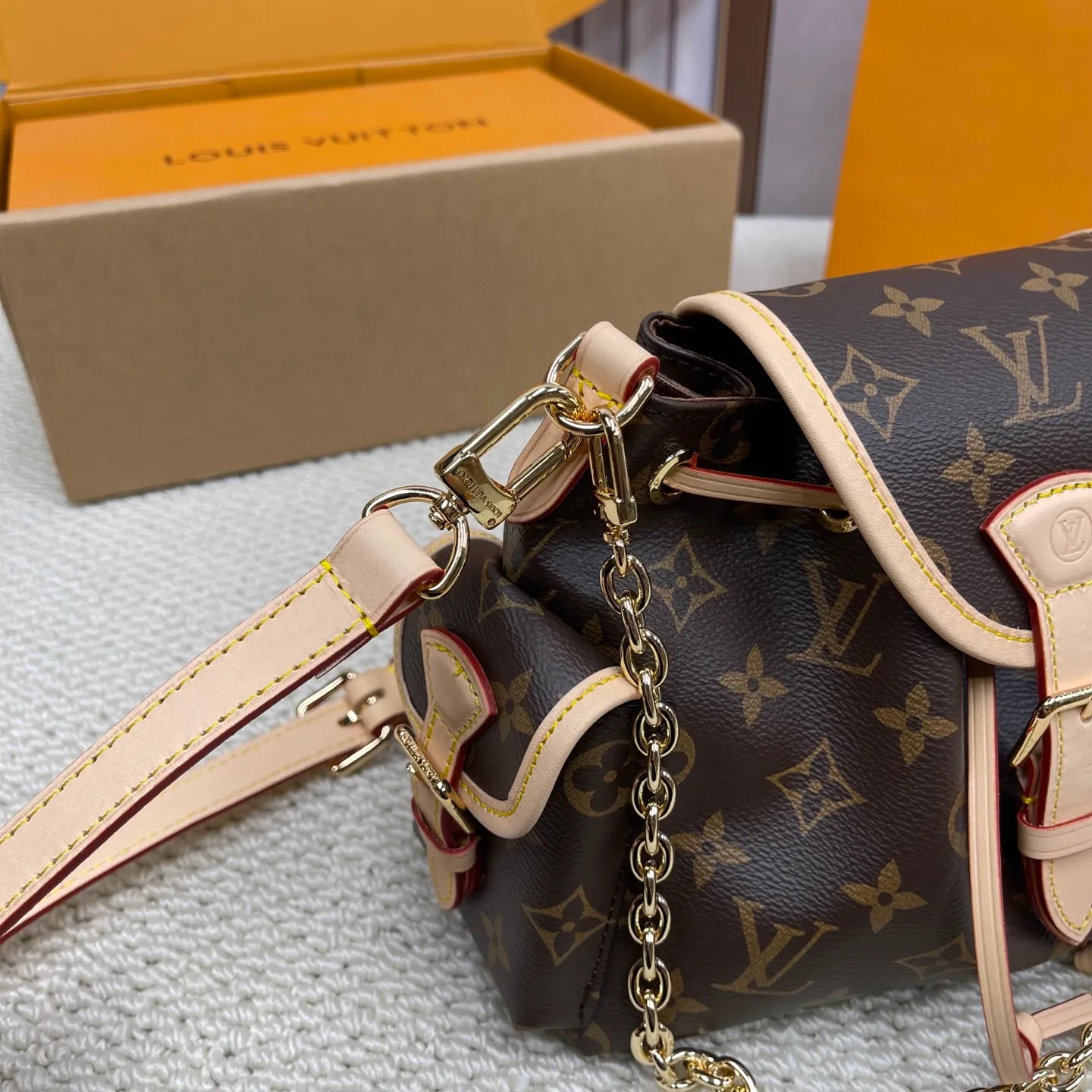 [Upgraded version] P640¥ New model at the counter. High quality · Comes with gift box 🎁Packaging [ODYSSÉE handbag] Model M25085 Odysée handbag is from the 2025 early autumn series, paying tribute to the brand heritage with stylish daily design. Dazzling buckles and detachable chains accentuate the Monogram canvas body, and the side pockets provide easy access to keys, lipstick and other small items.  Dimensions: 17 x 12 x 27 cm