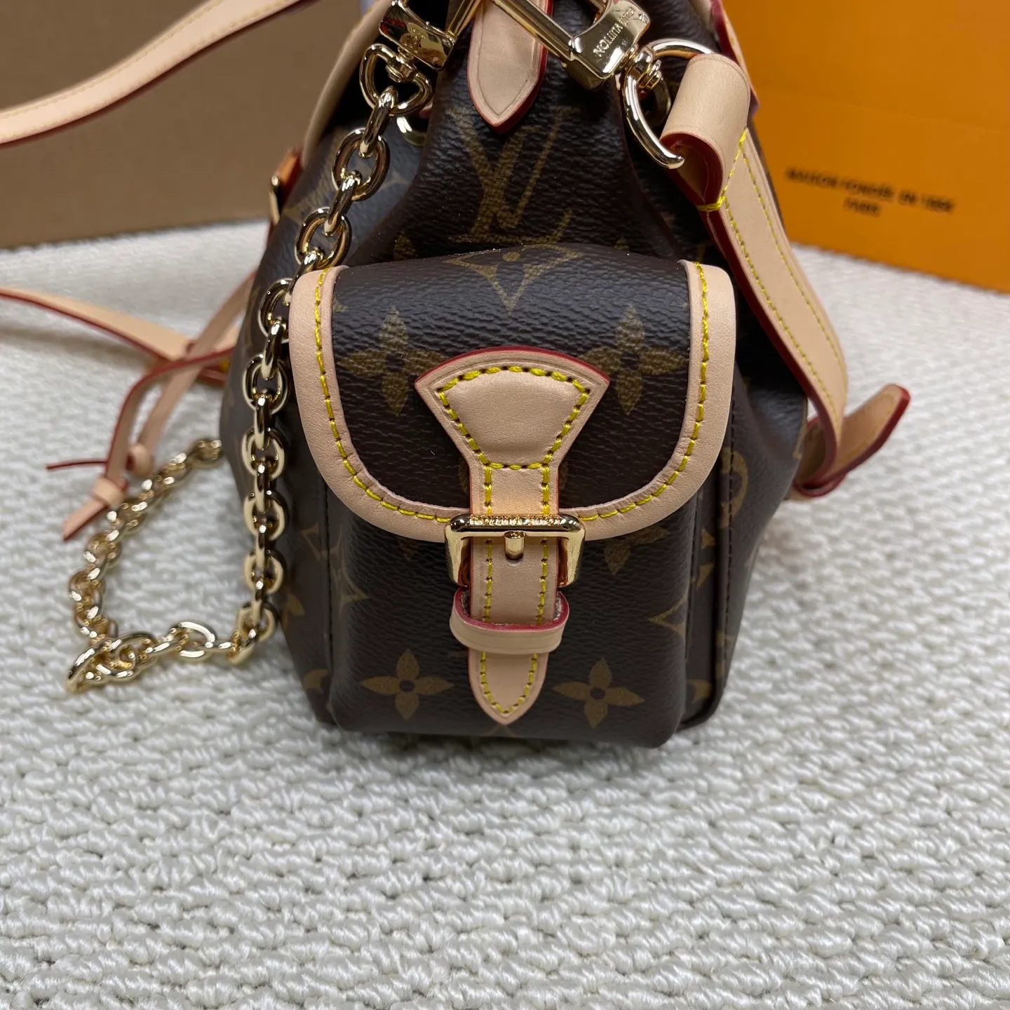[Upgraded version] P640¥ New model at the counter. High quality · Comes with gift box 🎁Packaging [ODYSSÉE handbag] Model M25085 Odysée handbag is from the 2025 early autumn series, paying tribute to the brand heritage with stylish daily design. Dazzling buckles and detachable chains accentuate the Monogram canvas body, and the side pockets provide easy access to keys, lipstick and other small items.  Dimensions: 17 x 12 x 27 cm