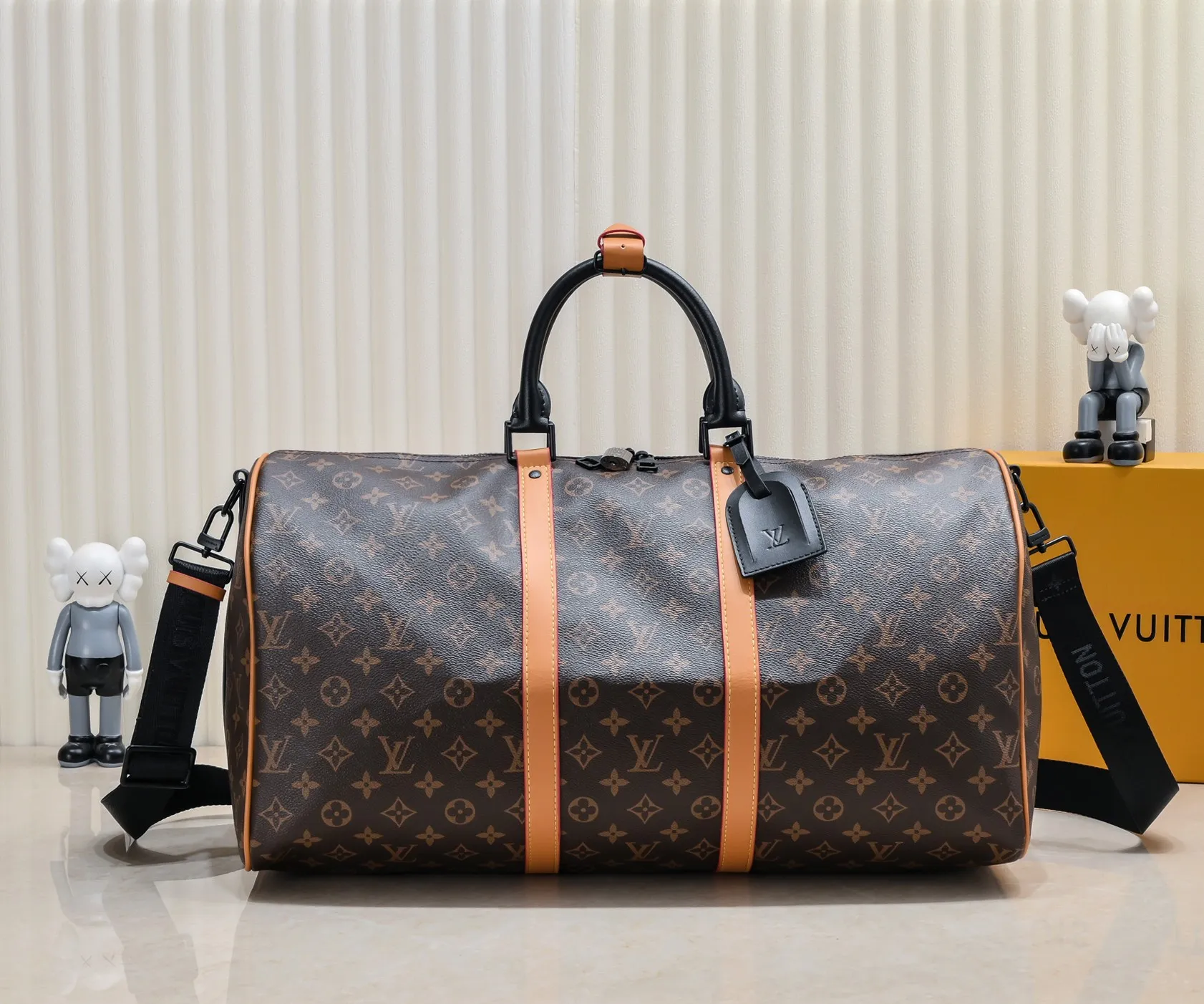 ¥460💰 Exclusive real shot-upgraded version ‼ ️M46703 M41416 This Keepall Bandoulière 45 travel bag introduces classic heritage with Monogram Macassar coated canvas. Side straps are cut out of contrasting leather, leather handles and hardware at the top add a calming touch, and the detachable and adjustable fabric shoulder strap is woven with the Louis Vuitton logo. Size: 45.27.20