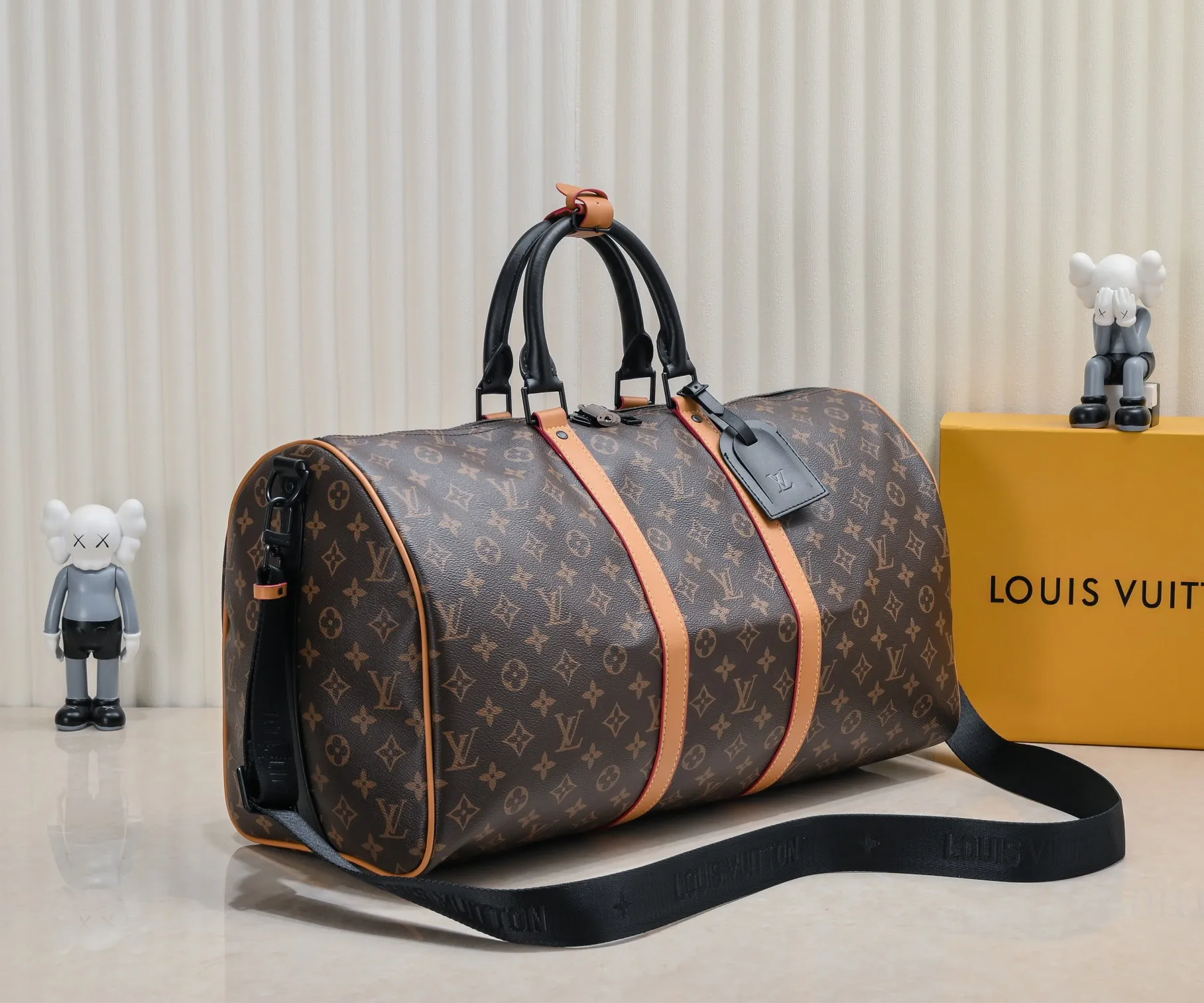 ¥460💰 Exclusive real shot-upgraded version ‼ ️M46703 M41416 This Keepall Bandoulière 45 travel bag introduces classic heritage with Monogram Macassar coated canvas. Side straps are cut out of contrasting leather, leather handles and hardware at the top add a calming touch, and the detachable and adjustable fabric shoulder strap is woven with the Louis Vuitton logo. Size: 45.27.20