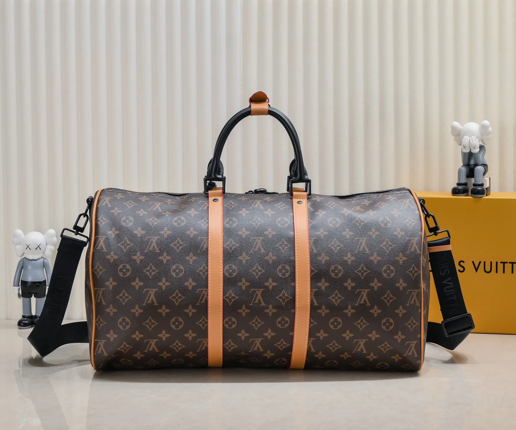 ¥460💰 Exclusive real shot-upgraded version ‼ ️M46703 M41416 This Keepall Bandoulière 45 travel bag introduces classic heritage with Monogram Macassar coated canvas. Side straps are cut out of contrasting leather, leather handles and hardware at the top add a calming touch, and the detachable and adjustable fabric shoulder strap is woven with the Louis Vuitton logo. Size: 45.27.20