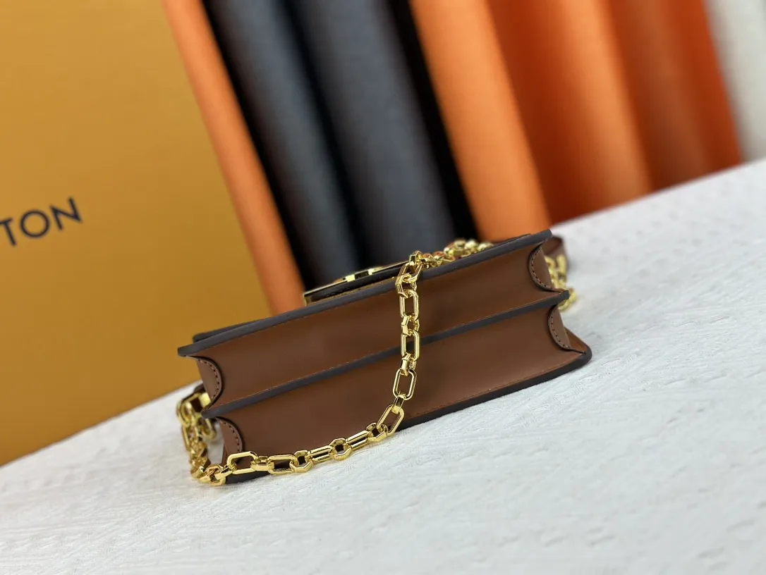 P280 Upgraded version M46757 Dauphine mini Dauphine East West handbag combines classic Monogram and Monogram Reverse canvas, with a slender configuration built in the brand's signature character, cleverly echoing the rectangular outline of the Dauphine LV lock. Use the detachable leather shoulder strap and chain to switch between carrying styles. 21 x 12 x 5 cm (length x height x width)