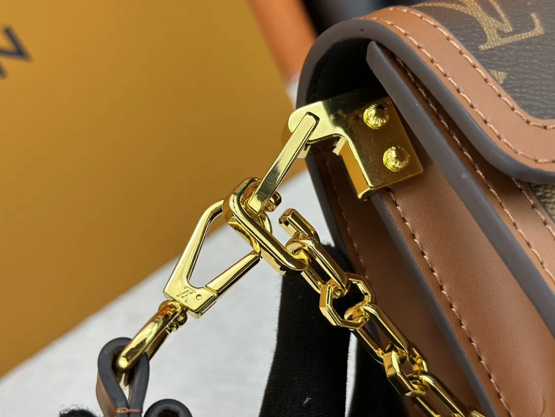 P280 Upgraded version M46757 Dauphine mini Dauphine East West handbag combines classic Monogram and Monogram Reverse canvas, with a slender configuration built in the brand's signature character, cleverly echoing the rectangular outline of the Dauphine LV lock. Use the detachable leather shoulder strap and chain to switch between carrying styles. 21 x 12 x 5 cm (length x height x width)