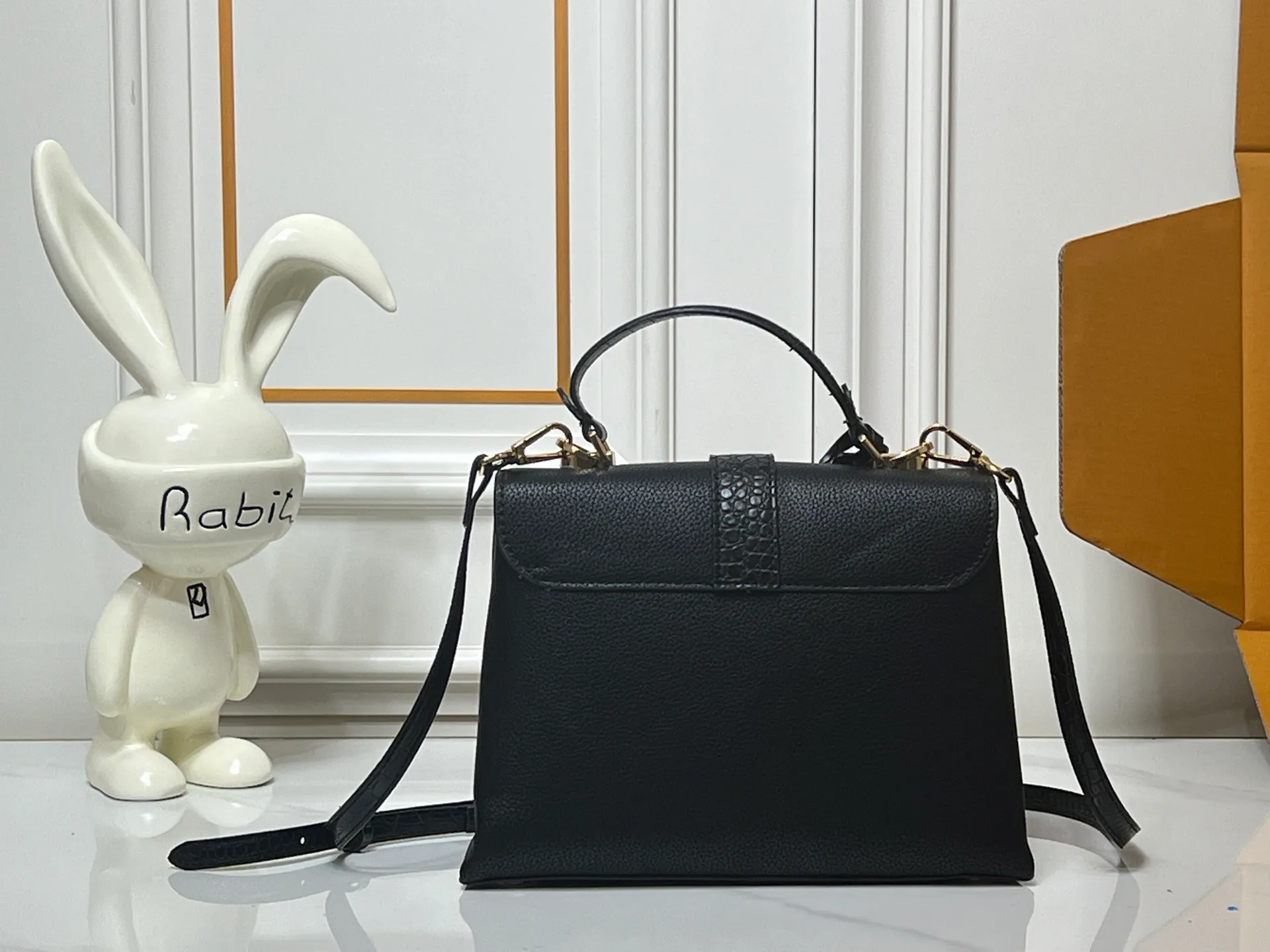 ¥300 80527 N82033.N98925 Crocodile black N98928.N80432 Crocodile pink N99017 Crocodile gray N84714 Himalayan N86012 black with crocodile Rose des Vents small handbag is made of smooth and grained calfskin to outline elegant lines, embellished with golden LV padlocks to shine. Clever use of the top handle and detachable and adjustable shoulder strap create an elegant elbow or practical cross-body style for everyday travel. Medium size Length 27 Width 11 Height 19