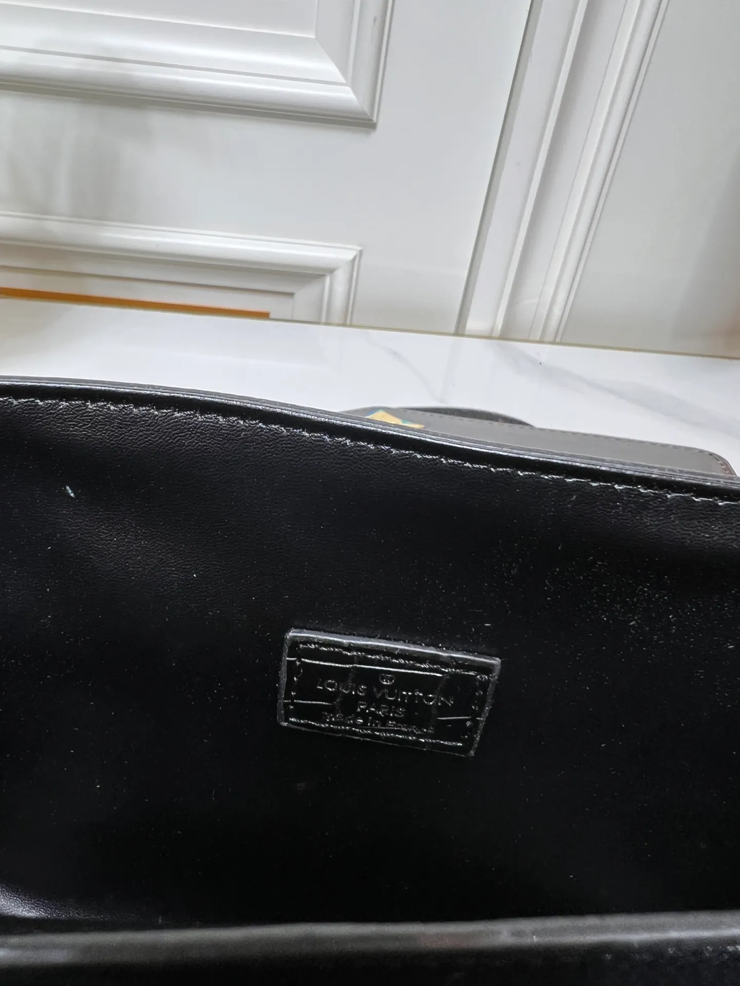 ¥300 80527 N82033.N98925 Crocodile black N98928.N80432 Crocodile pink N99017 Crocodile gray N84714 Himalayan N86012 black with crocodile Rose des Vents small handbag is made of smooth and grained calfskin to outline elegant lines, embellished with golden LV padlocks to shine. Clever use of the top handle and detachable and adjustable shoulder strap create an elegant elbow or practical cross-body style for everyday travel. Medium size Length 27 Width 11 Height 19