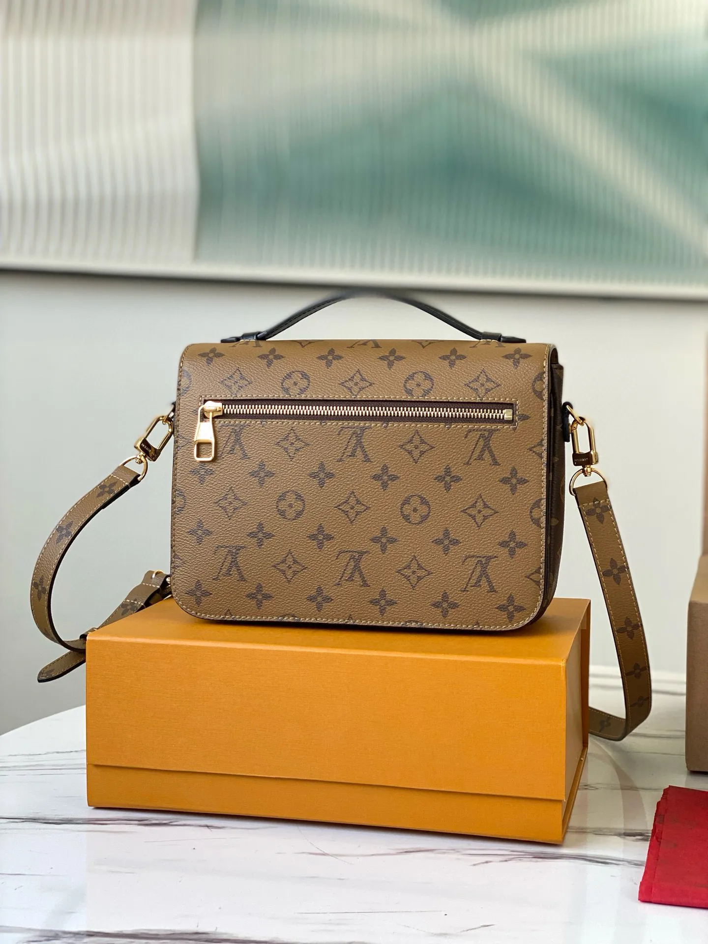 💰760 (steel lock) top original single M44876 M41465 yellow flower Metis classic postman has a charm that makes many girls fall in love with it. The overall compact shape of the handbag exudes an elegant atmosphere. It has a shrinkable leather handle, which is stylish enough even when held in the hand. The shoulder strap can be detached to adjust the length. It is also quite classy when carried out on the street and at work. If you like to mix and match casually, Metis can also meet your preferences.  Size:25 x 19 x 9 cm