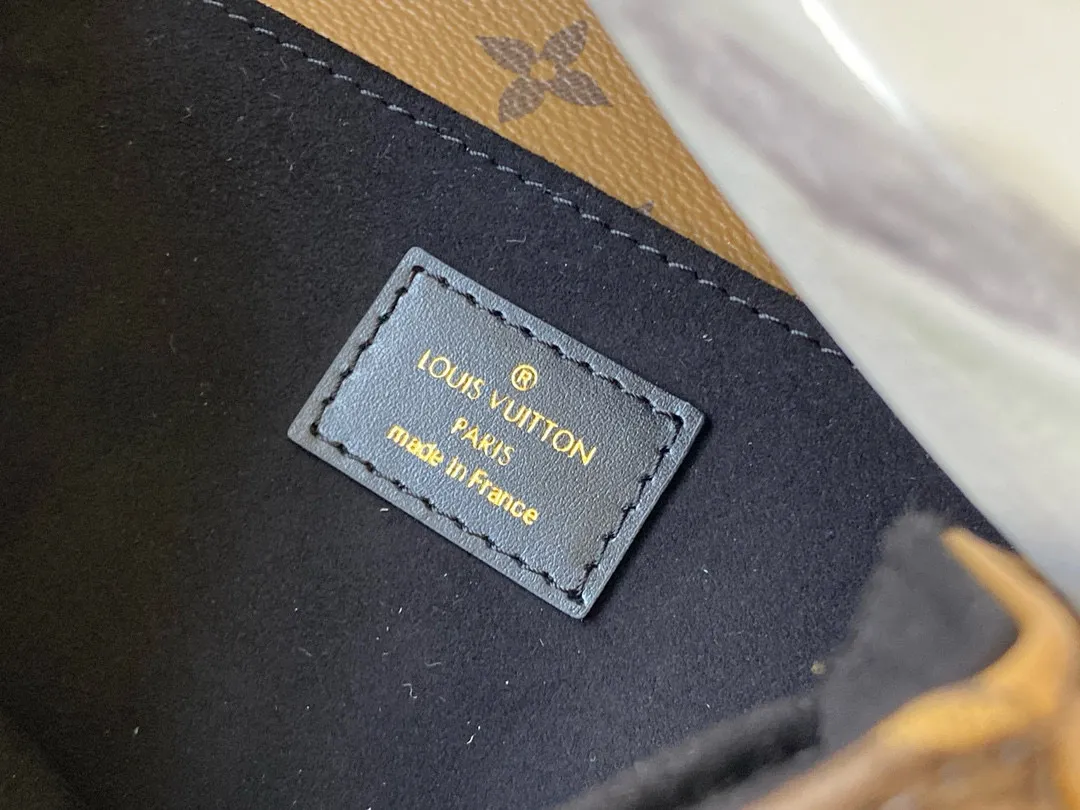 💰760 (steel lock) top original single M44876 M41465 yellow flower Metis classic postman has a charm that makes many girls fall in love with it. The overall compact shape of the handbag exudes an elegant atmosphere. It has a shrinkable leather handle, which is stylish enough even when held in the hand. The shoulder strap can be detached to adjust the length. It is also quite classy when carried out on the street and at work. If you like to mix and match casually, Metis can also meet your preferences.  Size:25 x 19 x 9 cm