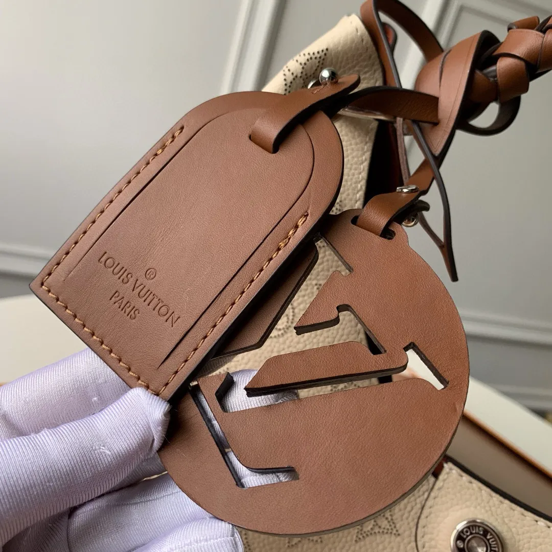 💰1220 (top layer leather) top-quality original actual photos M53188 off-white This bag is made of imported granular Taurillon calfskin! Its fashionable silhouette is very youthful. The full leather punched braided wrist double tag women's shoulder bag oo [handshake] [handshake] is particularly beautiful when casually slung over the shoulder. The oversized shiny palladium copper twist lock closure adds an avant-garde touch. Size: 35x40x17cm!