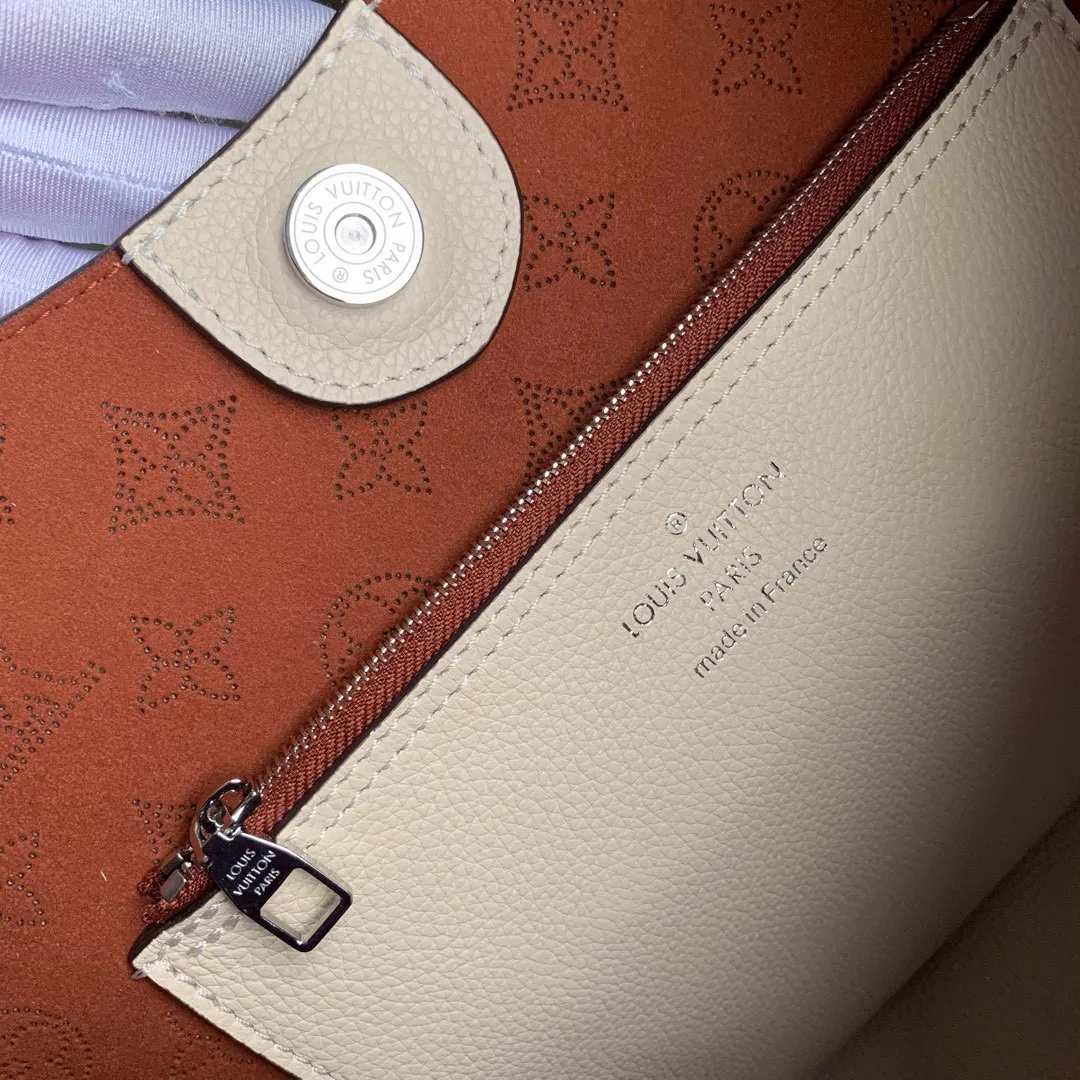 💰1220 (top layer leather) top-quality original actual photos M53188 off-white This bag is made of imported granular Taurillon calfskin! Its fashionable silhouette is very youthful. The full leather punched braided wrist double tag women's shoulder bag oo [handshake] [handshake] is particularly beautiful when casually slung over the shoulder. The oversized shiny palladium copper twist lock closure adds an avant-garde touch. Size: 35x40x17cm!