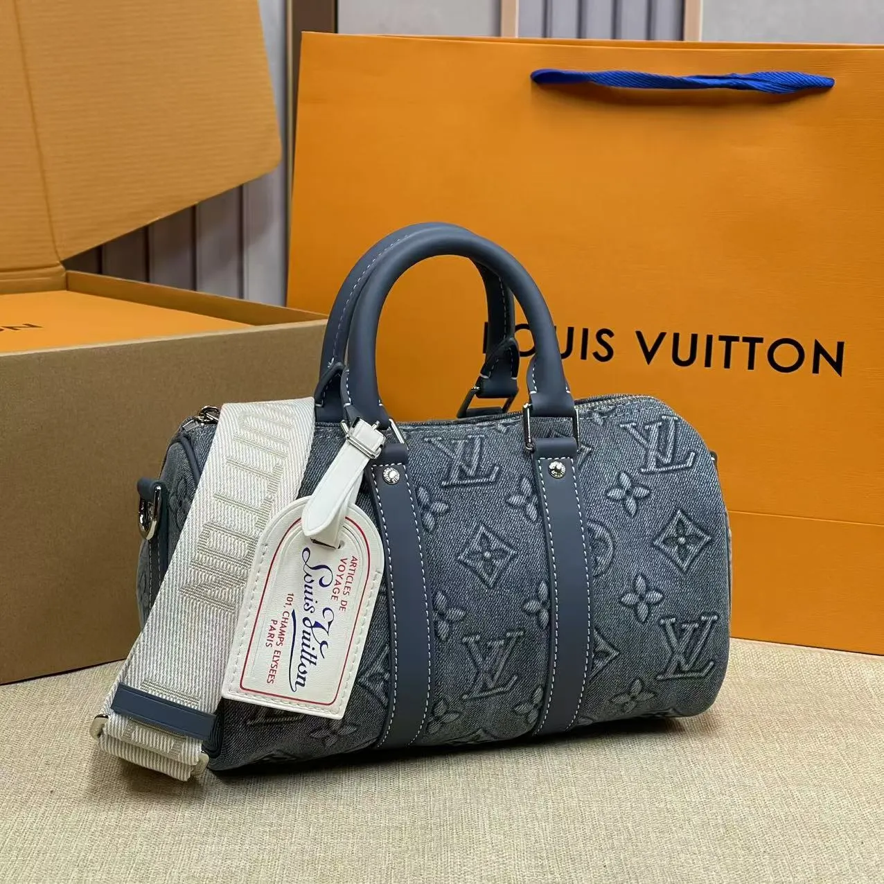 [Upgraded version] P660¥🌺Upgraded version·High quality·With complete packaging·LV Louis Vuitton Keepall Bandoulière 25-hand M22762 Monogram Washed Demin canvas has a vintage texture, using embossing and hand-painting techniques to outline the Monogram pattern, as if it were a faded denim that has been baptized by time. It is paired with a retro-style nameplate and a detachable and adjustable shoulder strap. Size: 25*15*11Cm